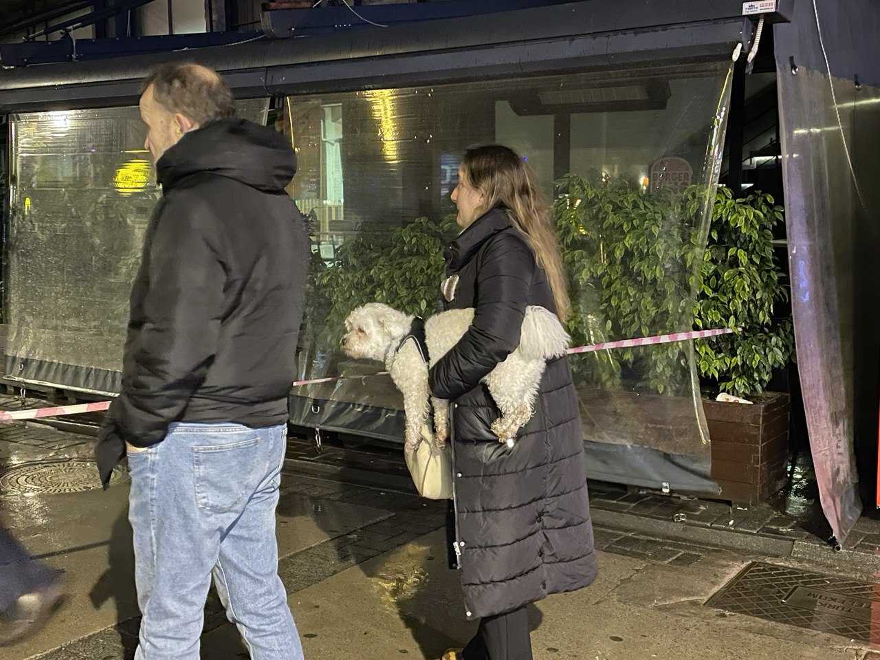 İzmir'de Doğal Gaz Borusu Patladı! 2 AA 20231128 33050190 33050188 IZMIRDE ELEKTRIK ONARIM CALISMALARI SIRASINDA DOGAL GAZ BORUSU PATLADI