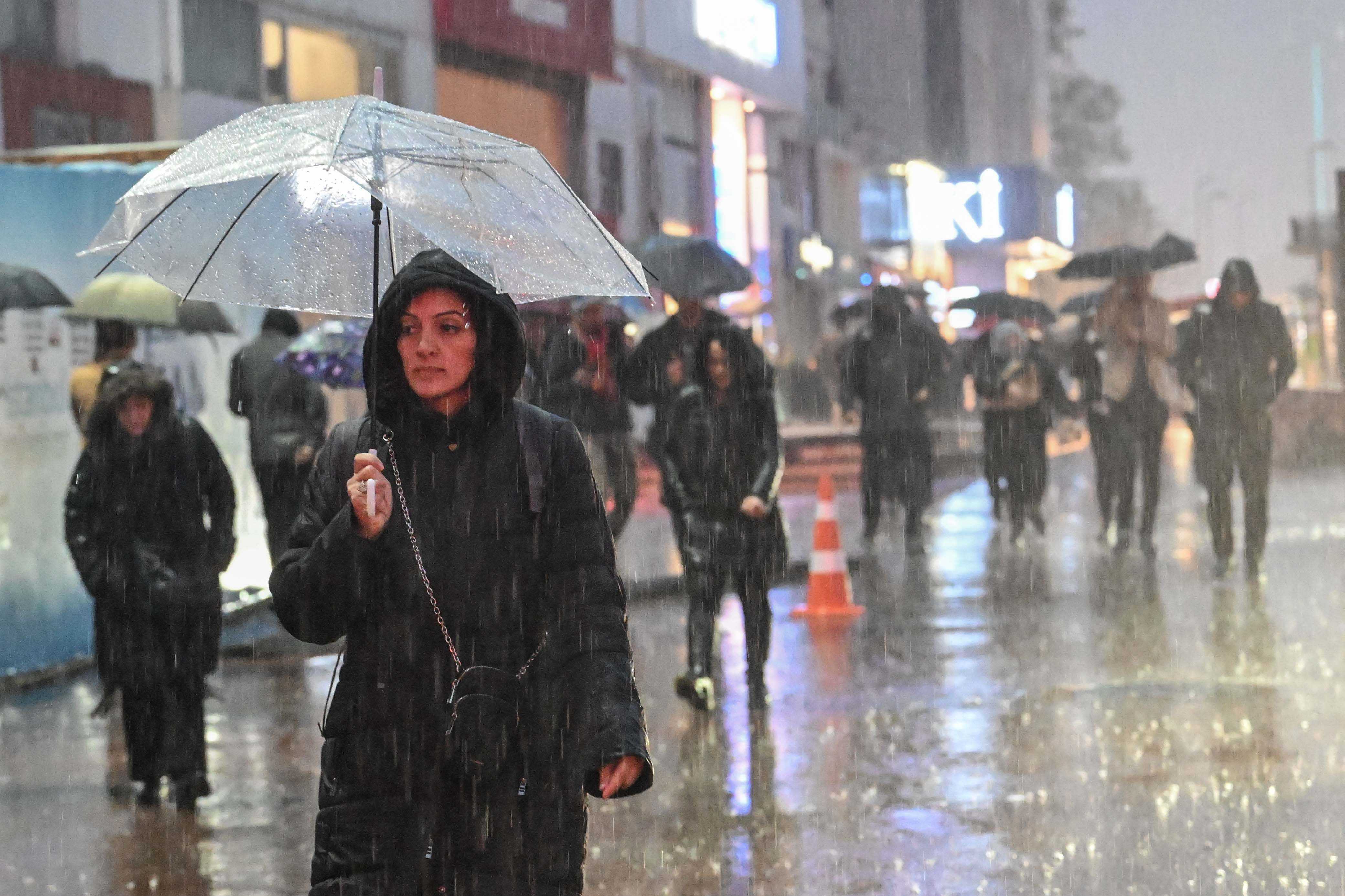 Meteoroloji'den Yeni Uyarı: Çok Şiddetli Geliyor 5 AA 20231129 33058081 33058074 ISTANBULDA SAGANAK HAYATI OLUMSUZ ETKILIYOR
