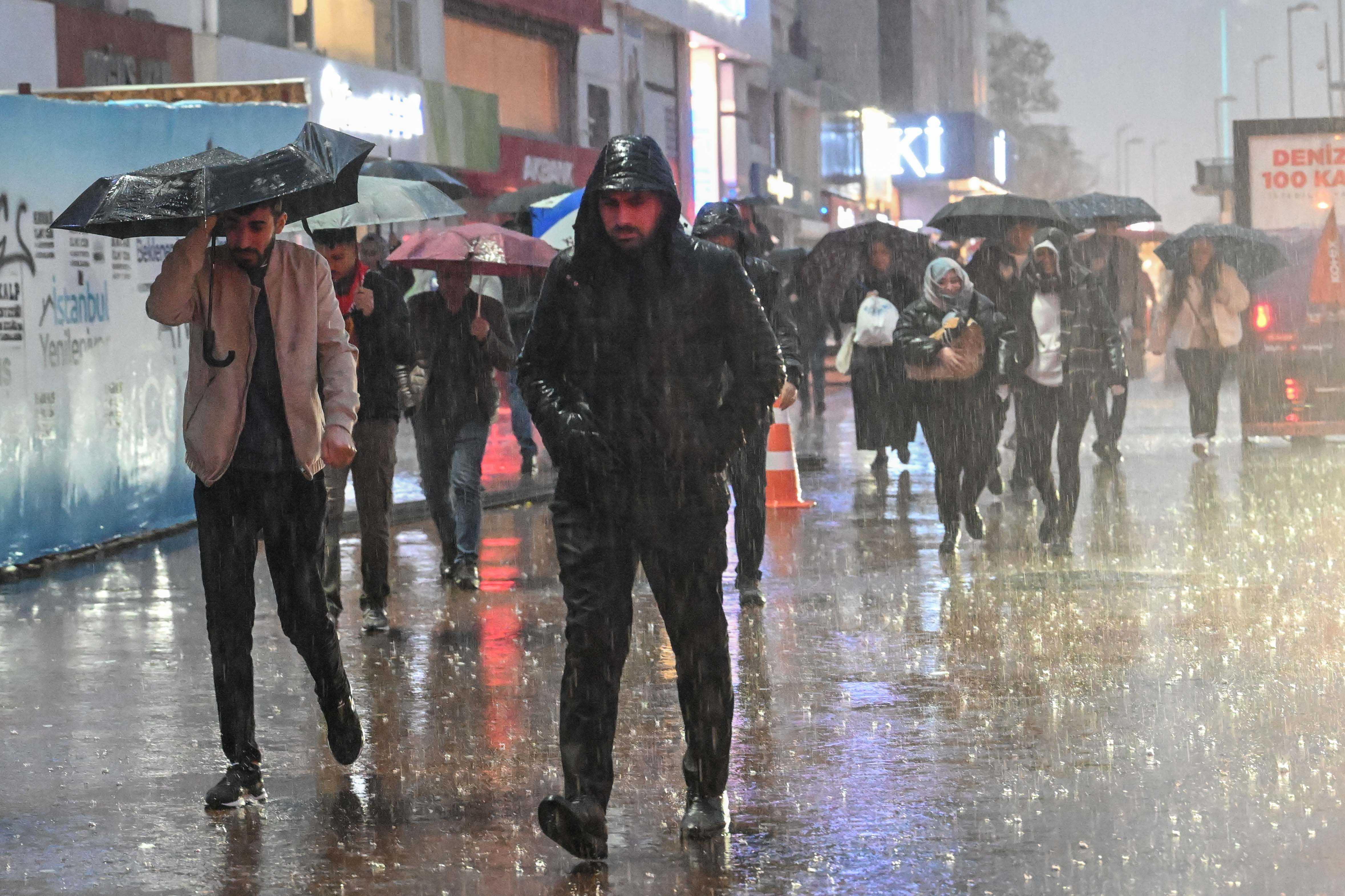 Meteoroloji'den Yeni Uyarı: Çok Şiddetli Geliyor 1 AA 20231129 33058081 33058075 ISTANBULDA SAGANAK HAYATI OLUMSUZ ETKILIYOR