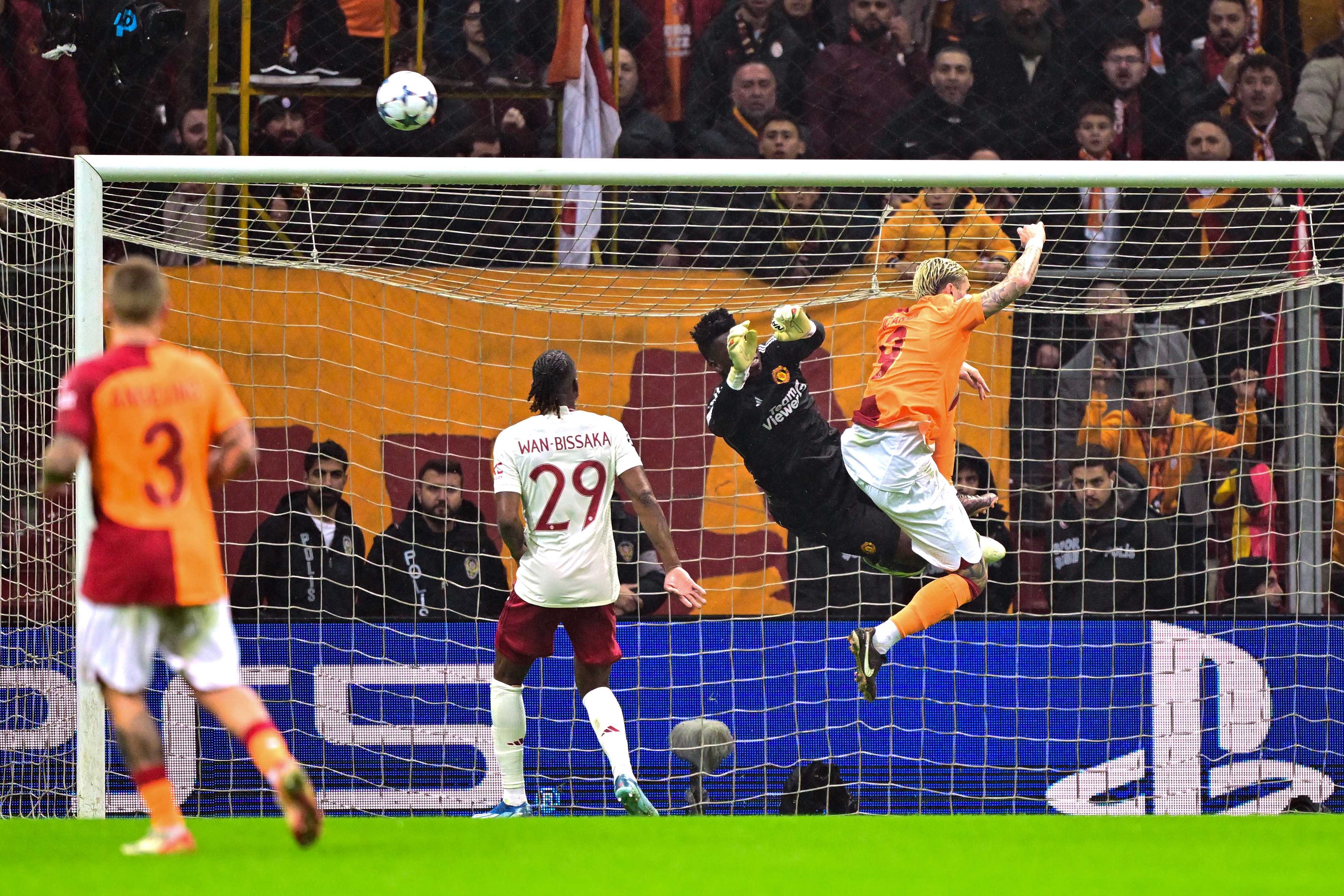 Galatasaray'dan Müthiş Geri Dönüş! 7 AA 20231129 33060907 33060906 GALATASARAY MANCHESTER UNITED