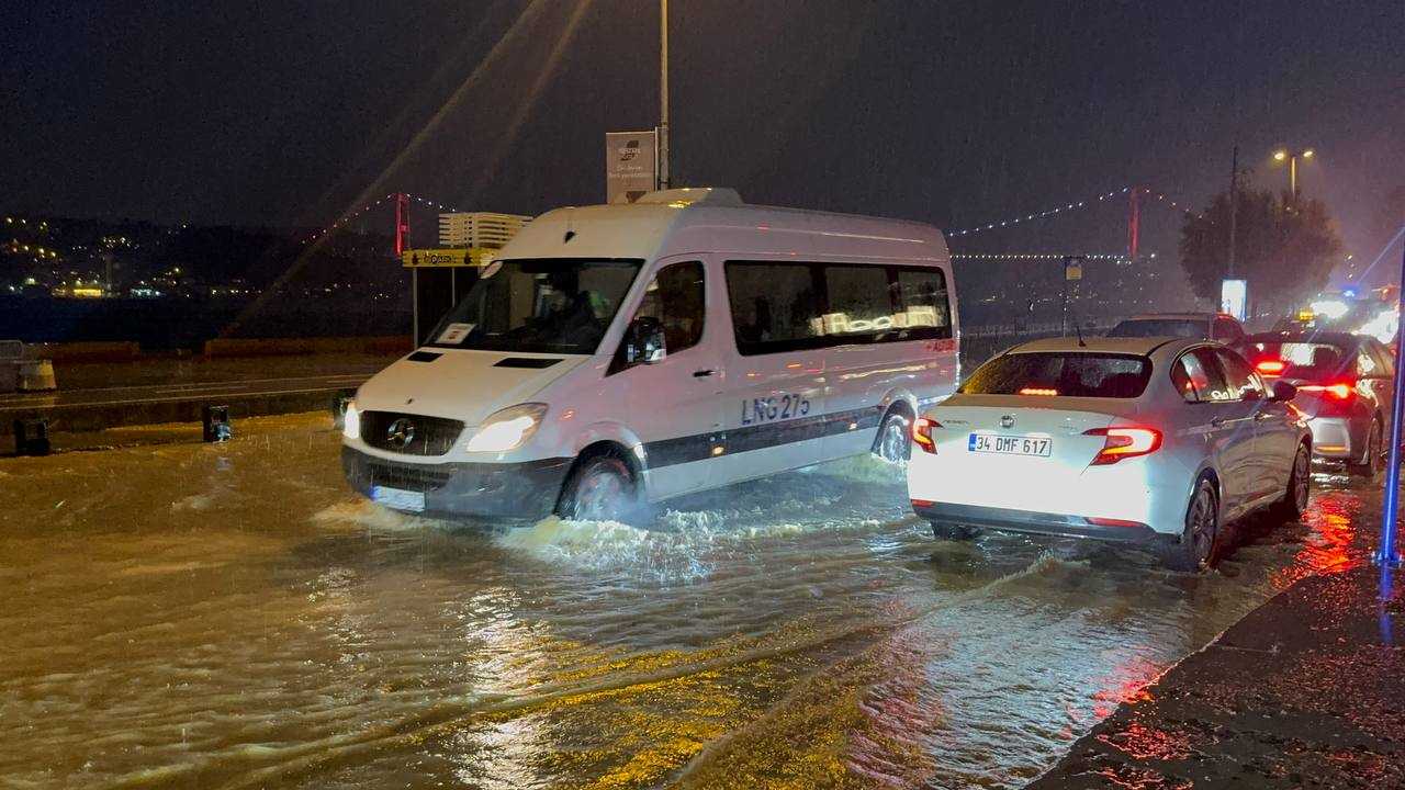 Meteoroloji'den Yeni Uyarı: Çok Şiddetli Geliyor 2 AA 20231129 33061824 33061819 SARIYERDE SAGANAK NEDENIYLE PAZAR ALANINI SU BASTI