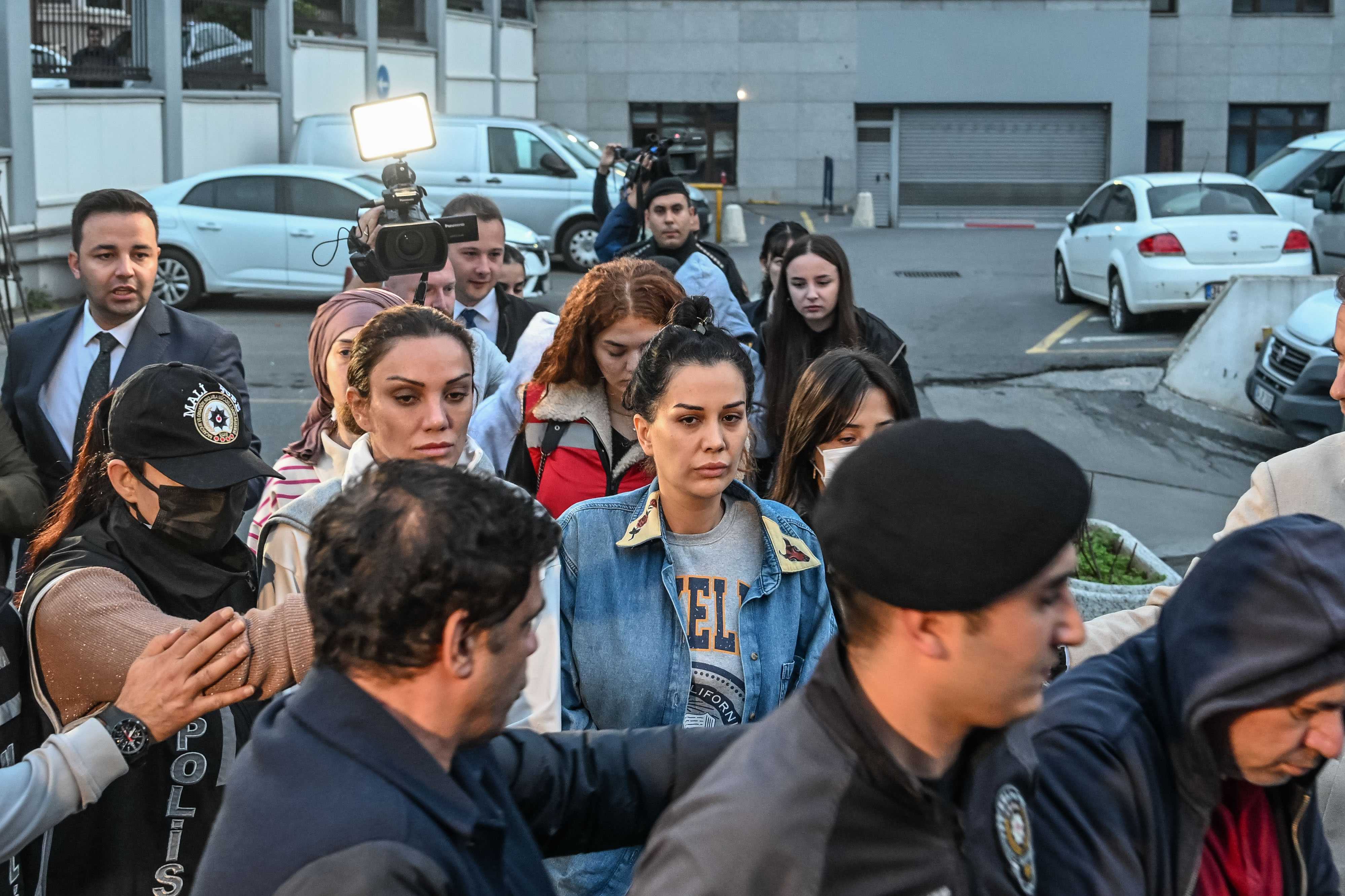 Ünlü Fenomenlerin 'Şampiyonlar Ligi' Fotoğrafı Soruşturması! 1 DILAN POLAT VE ENGIN POLAT SORUSTURMASINDA 18 SUPHELI ADLIYEYE SEVK EDILDI 3