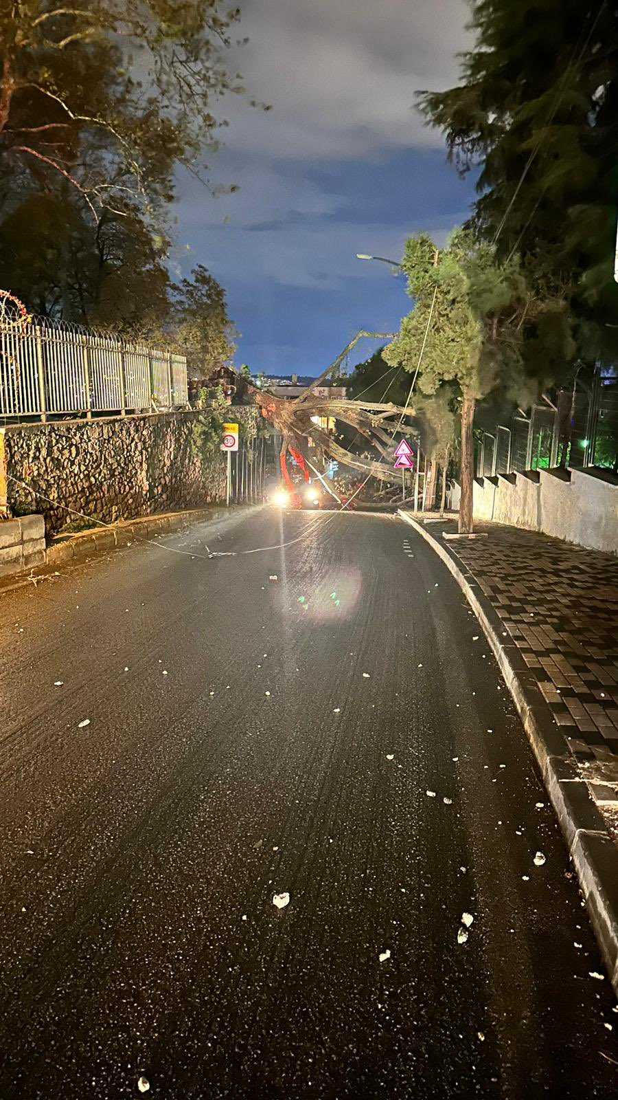 Bursa'da 100 Km/H Lodos Şiddeti! Okullar Tatil Mi? 1 GADBLKfWcAA5Cha