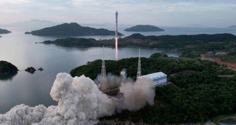 ABD ve Japonya Tedirgin: Kuzey Kore İlk Casus Uydusunu Fırlattı