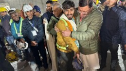 Hindistan’da Çöken Tünelde Mahsur Kalan 41 İşçi 17 Gün Sonra Kurtarıldı