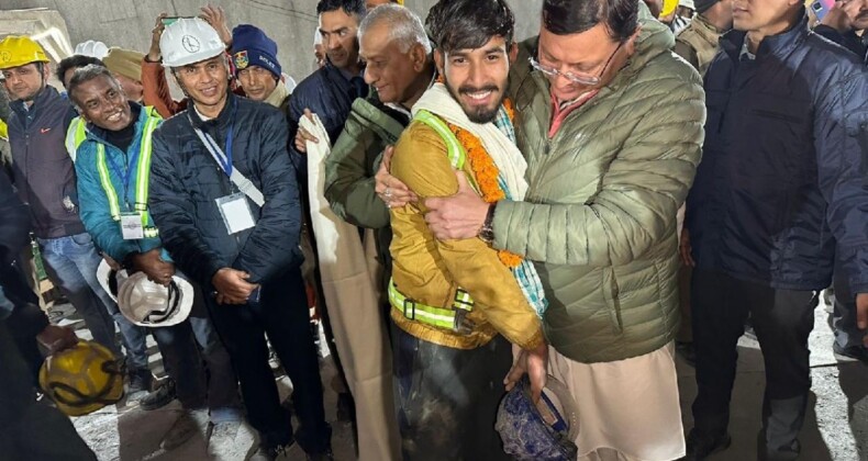 Hindistan’da Çöken Tünelde Mahsur Kalan 41 İşçi 17 Gün Sonra Kurtarıldı