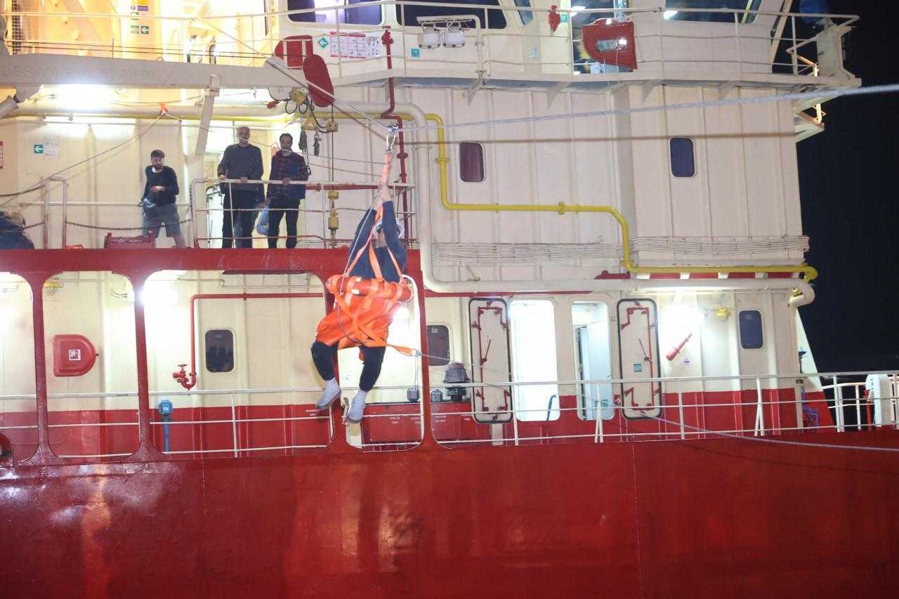 İstanbul'da Karaya Oturan Tankerden 11 Mürettebat Kurtarıldı 1 istanbulda karaya oturan tankerdeki 11 kisilik murettebat kurtarildi 1 aWrKVVRk