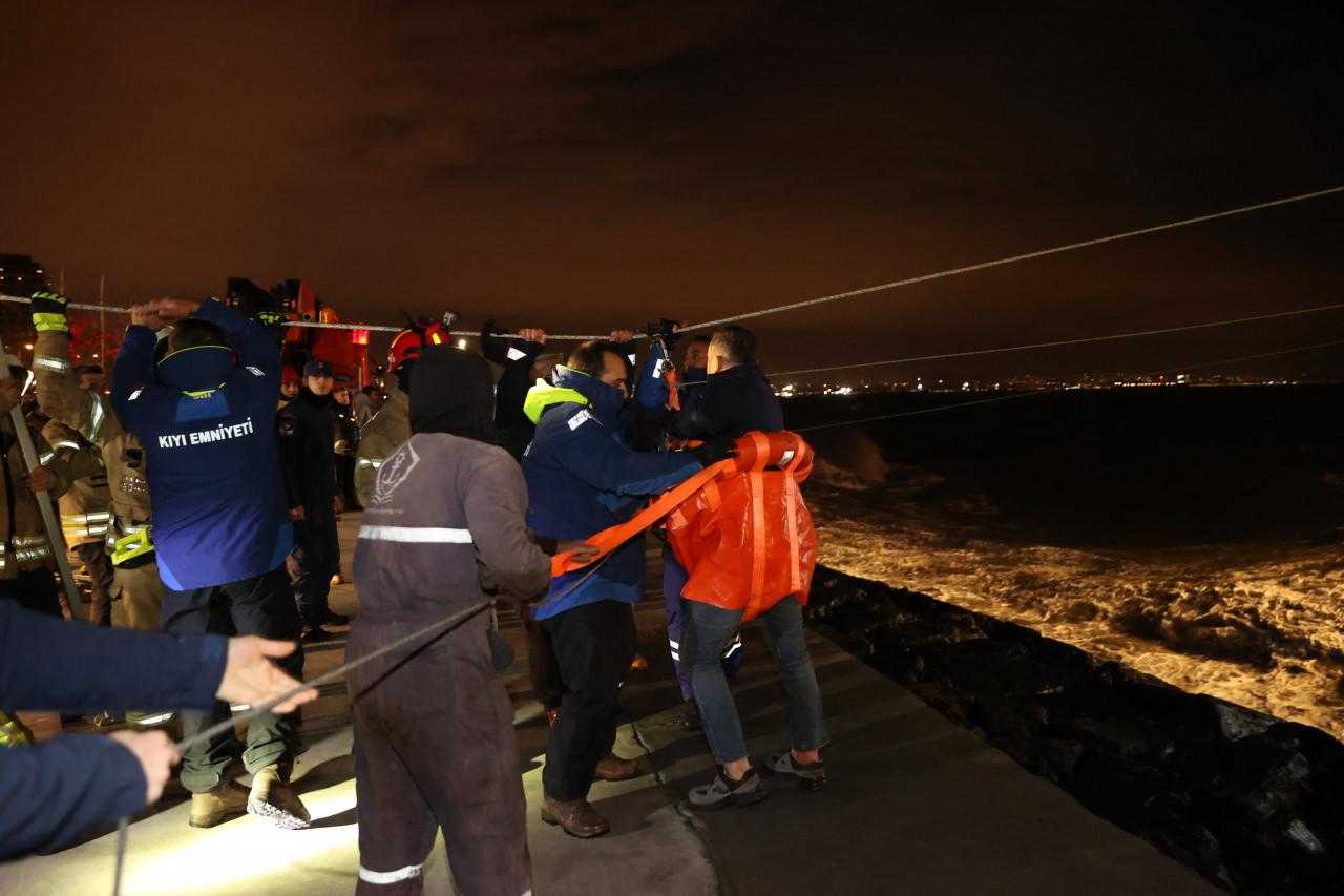 İstanbul'da Karaya Oturan Tankerden 11 Mürettebat Kurtarıldı 2 istanbulda karaya oturan tankerdeki 11 kisilik murettebat kurtarildi 2 kZEGjQZM