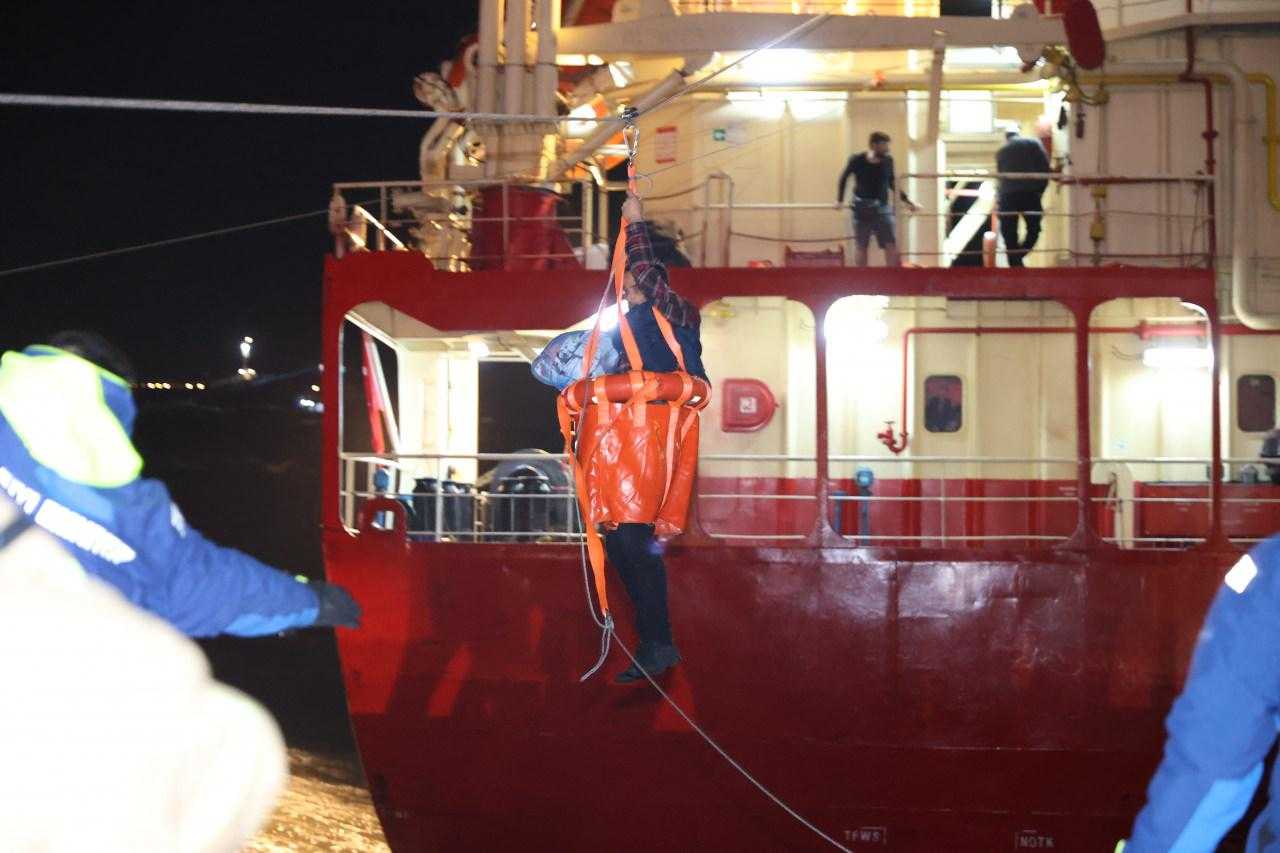 İstanbul'da Karaya Oturan Tankerden 11 Mürettebat Kurtarıldı 3 istanbulda karaya oturan tankerdeki 11 kisilik murettebat kurtarildi 3 sBI5Oec4
