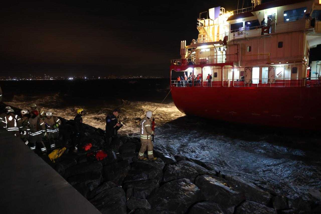 İstanbul'da Karaya Oturan Tankerden 11 Mürettebat Kurtarıldı 4 istanbulda karaya oturan tankerdeki 11 kisilik murettebat kurtarildi 4 pRa2p7in