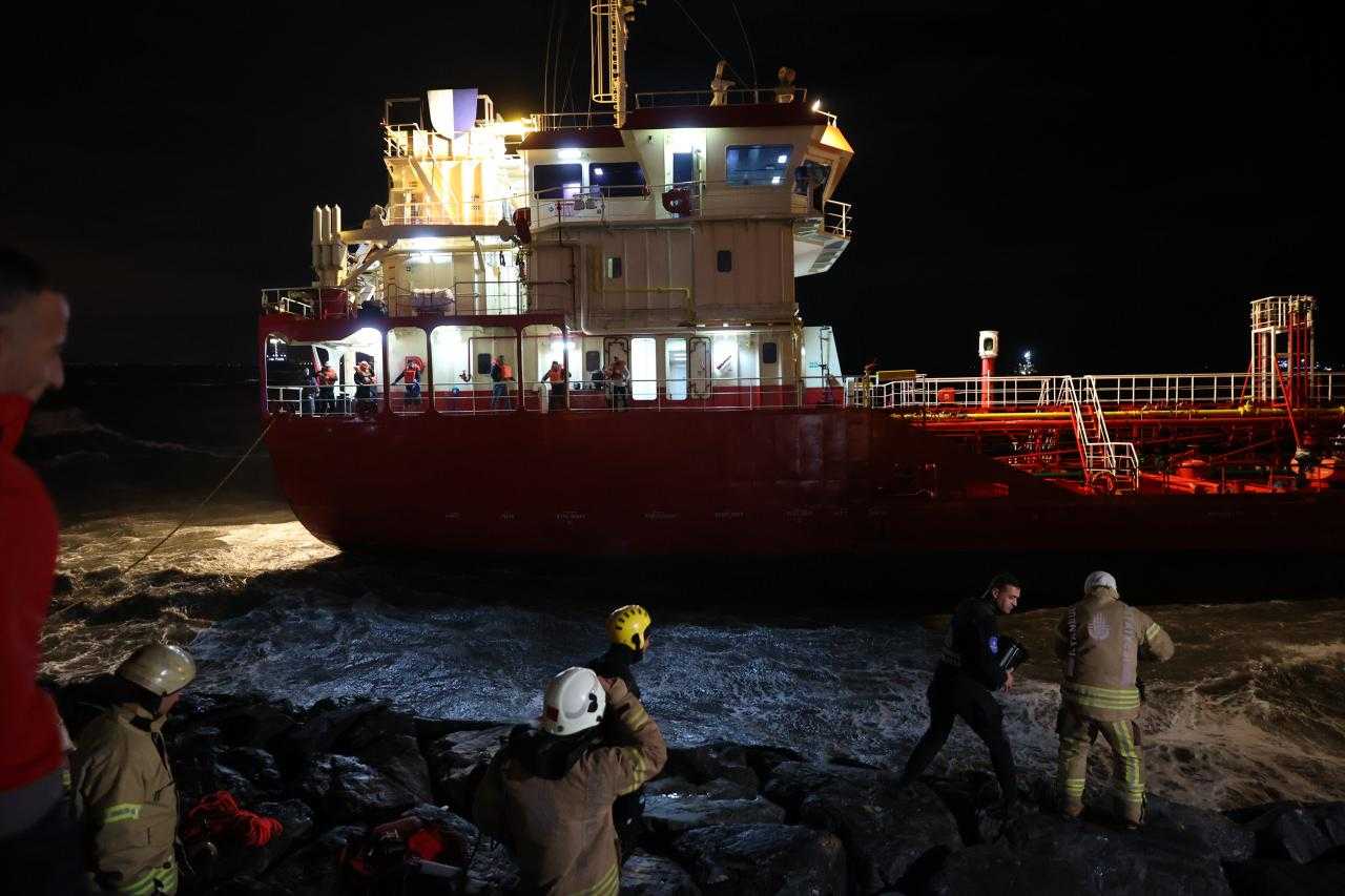 İstanbul'da Karaya Oturan Tankerden 11 Mürettebat Kurtarıldı 5 istanbulda karaya oturan tankerdeki 11 kisilik murettebat kurtarildi 5 Af7rpLMk