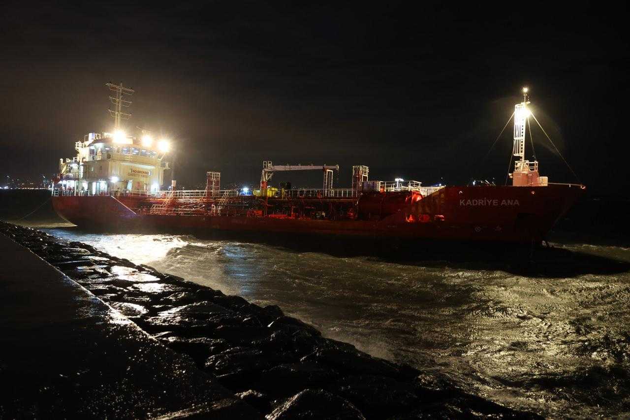 İstanbul'da Karaya Oturan Tankerden 11 Mürettebat Kurtarıldı 6 istanbulda karaya oturan tankerdeki 11 kisilik murettebat kurtarildi 6 IbEOBjvX