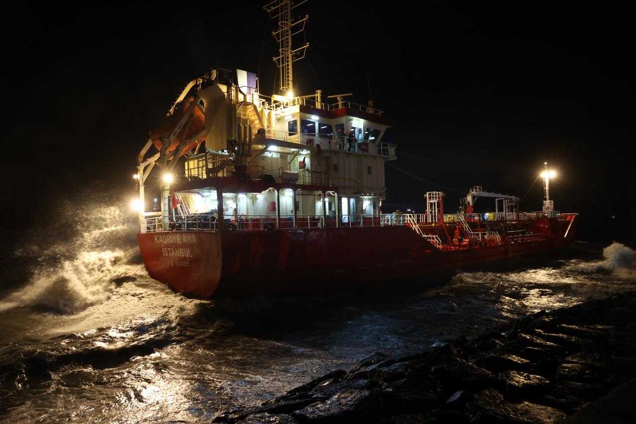 İstanbul'da Karaya Oturan Tankerden 11 Mürettebat Kurtarıldı 7 istanbulda karaya oturan tankerdeki 11 kisilik murettebat kurtarildi 7 7431hl1z