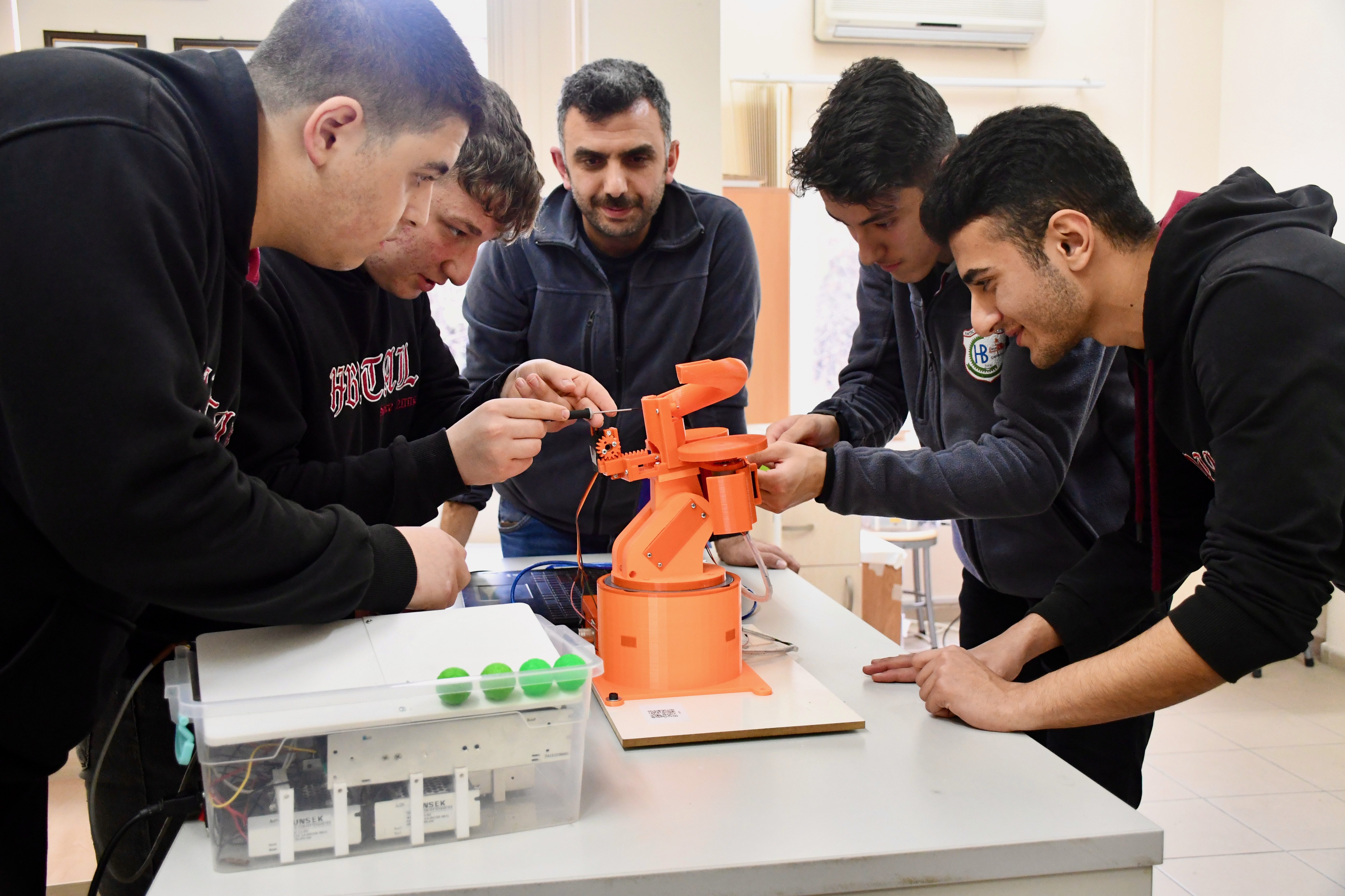 Kocaeli'deki Meslek Lisesinde Robotik Kodlama ve Yazılım Başarısı 1 kocaelide meslek liseliler gelecegin yazilim muhendisleri olma yolunda ilerliyor 1 td6Xv63l