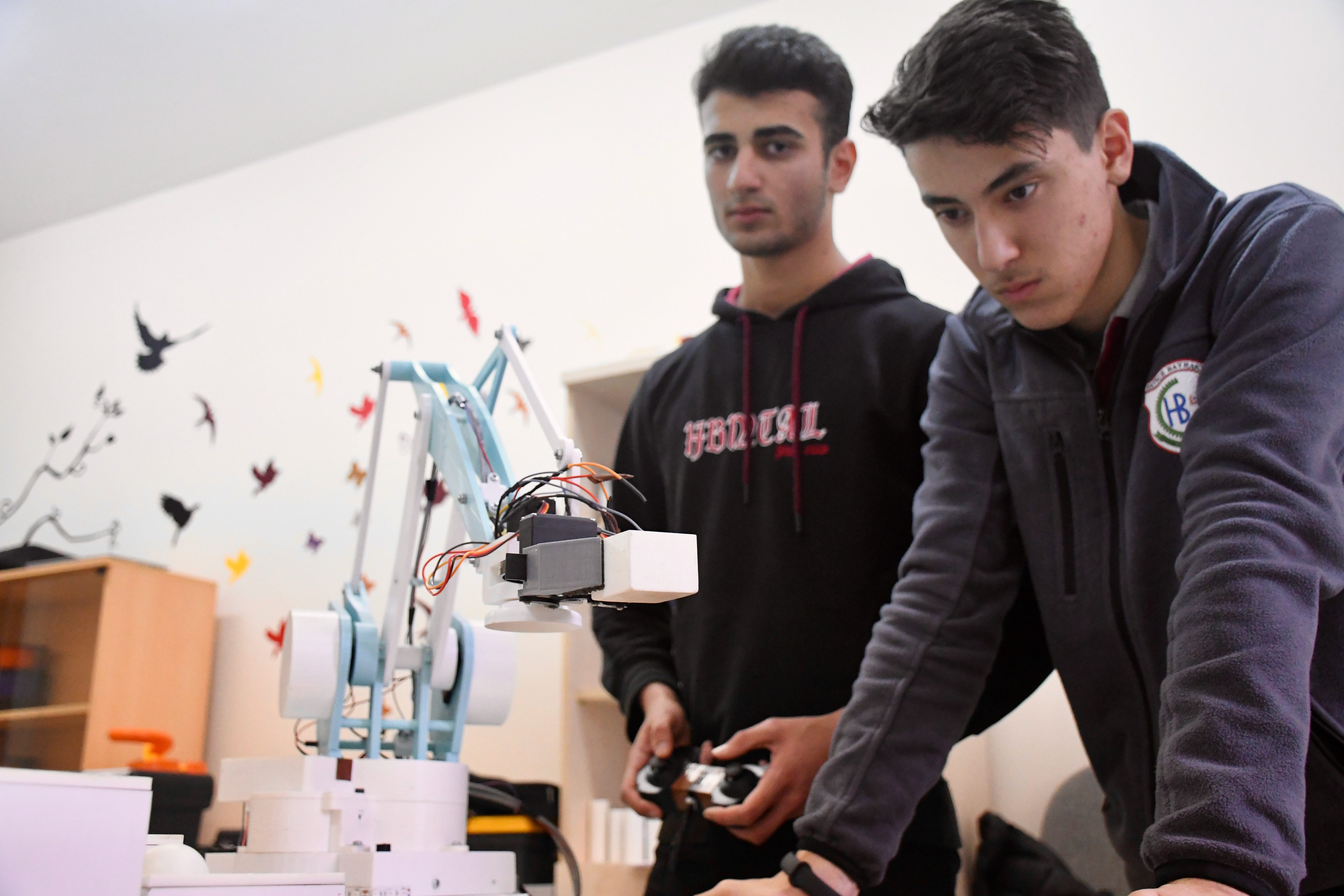 Kocaeli'deki Meslek Lisesinde Robotik Kodlama ve Yazılım Başarısı 8 kocaelide meslek liseliler gelecegin yazilim muhendisleri olma yolunda ilerliyor 10 3nKmP3k8