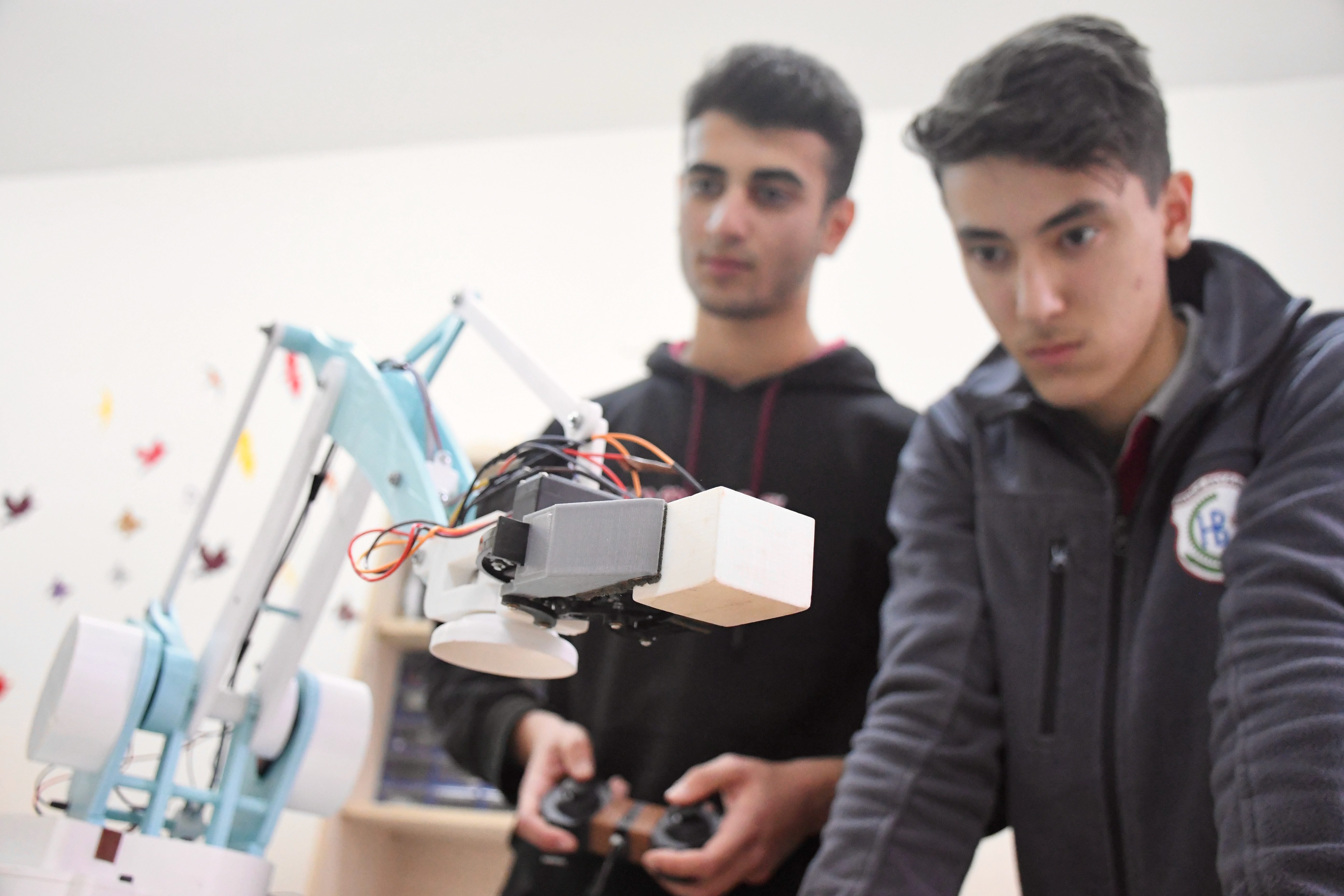 Kocaeli'deki Meslek Lisesinde Robotik Kodlama ve Yazılım Başarısı 9 kocaelide meslek liseliler gelecegin yazilim muhendisleri olma yolunda ilerliyor 11