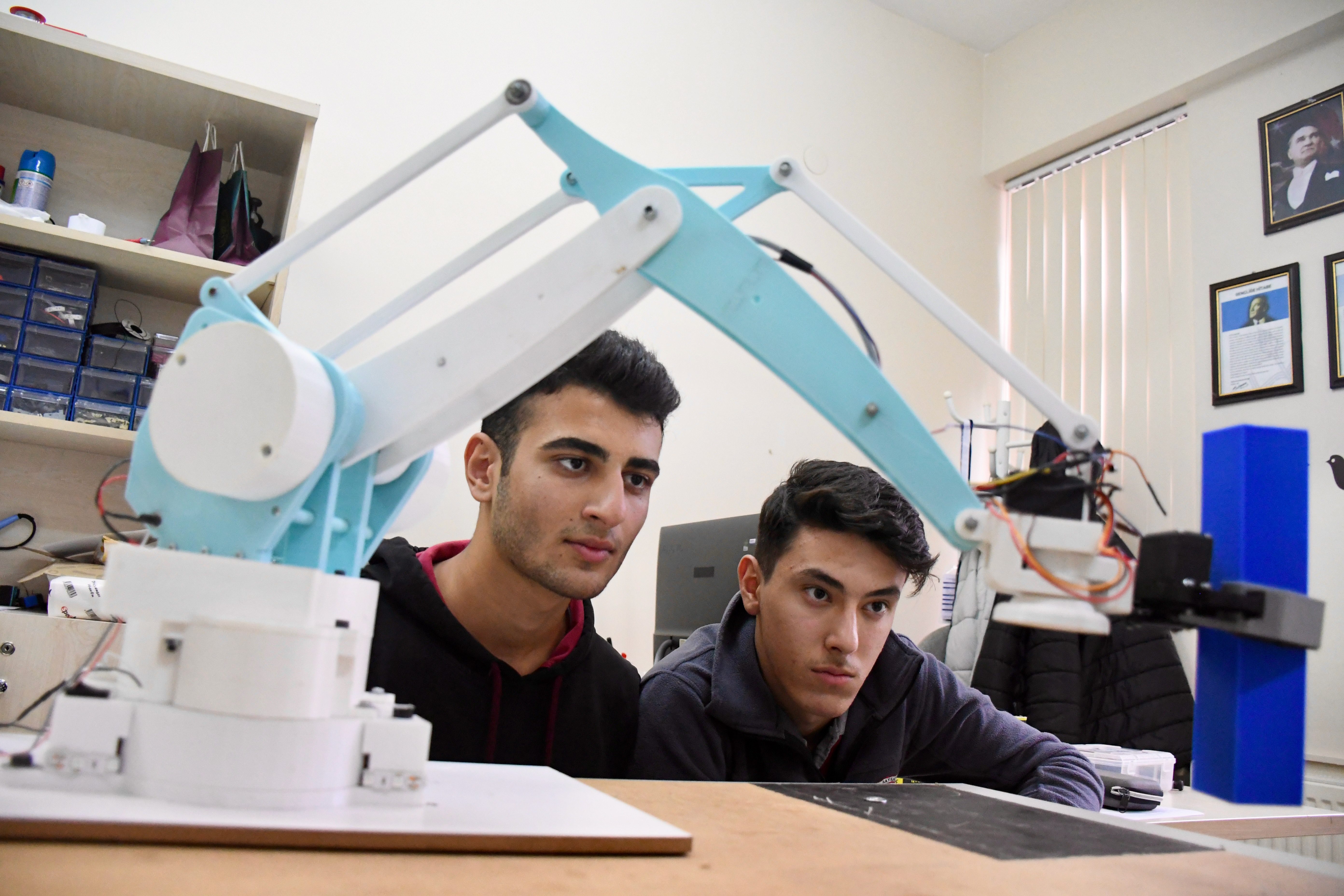 Kocaeli'deki Meslek Lisesinde Robotik Kodlama ve Yazılım Başarısı 5 kocaelide meslek liseliler gelecegin yazilim muhendisleri olma yolunda ilerliyor 12 8qacafmE