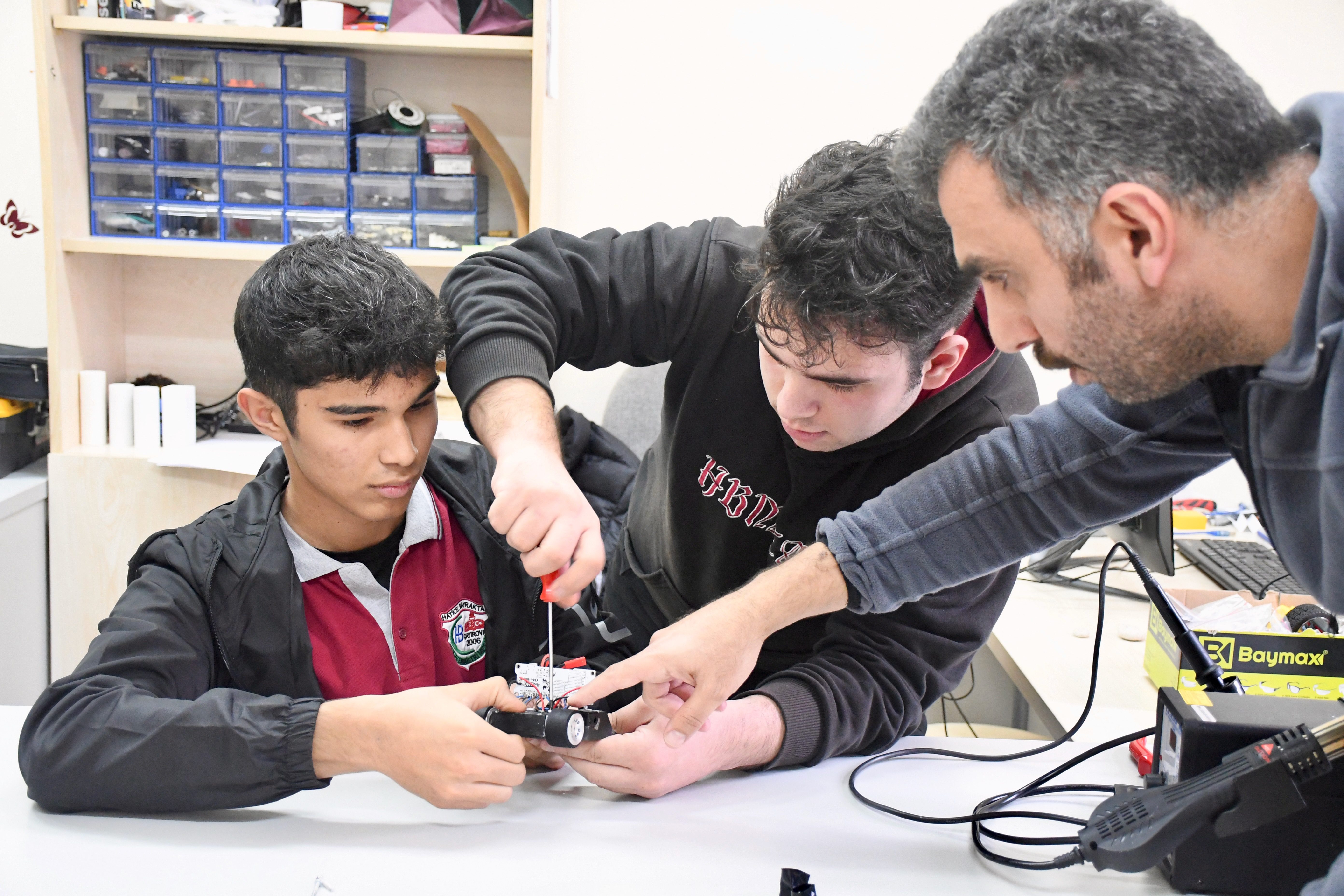 Kocaeli'deki Meslek Lisesinde Robotik Kodlama ve Yazılım Başarısı 6 kocaelide meslek liseliler gelecegin yazilim muhendisleri olma yolunda ilerliyor 7 3OybQgSr
