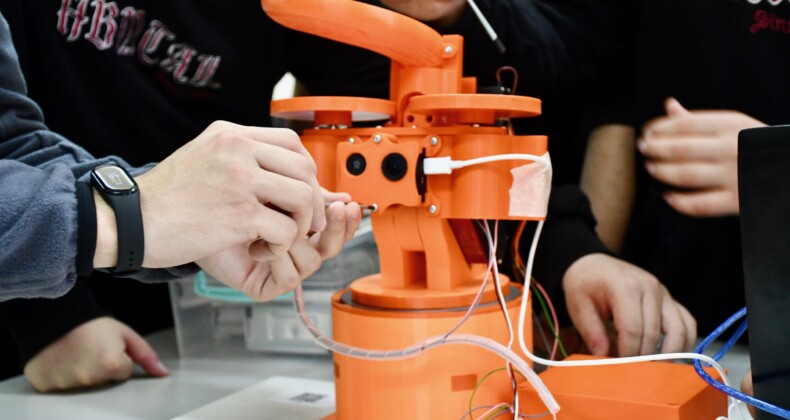 Kocaeli’deki Meslek Lisesinde Robotik Kodlama ve Yazılım Başarısı