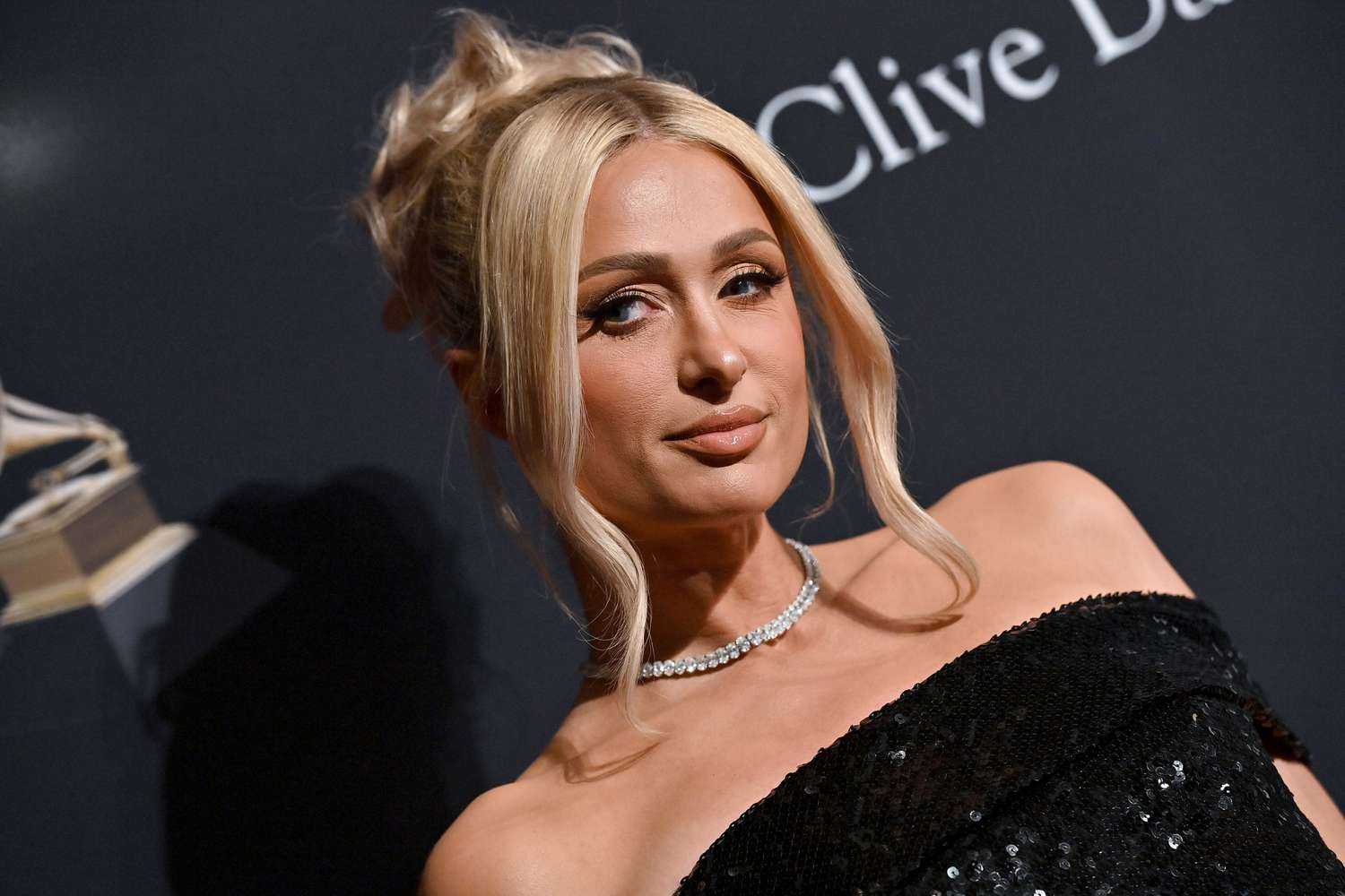Paris Hilton, Oğluna Yönelik Eleştirilere Sert Tepki Gösterdi 1 paris hilton g