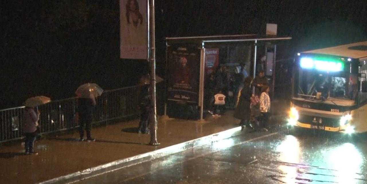 Beklenen Yağış İstanbul'a Geldi! Peş Peşe Uyarılar: Çok Kuvvetli Geliyor... 1 son dakika beklenen yagis istanbulda basladi pes pese uyarilar cok kuvvetli geliyor 1 iTru49Ii