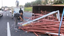 TEM Otoyolu’nda Trafik Kazası: Demir Yüklü Kamyonet Devrildi