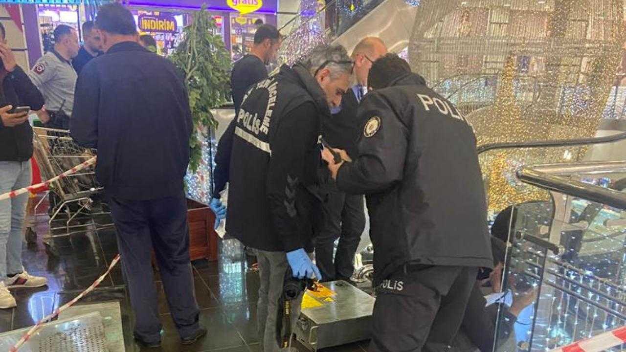 Konya'da AVM'de Dehşet: 1,5 Yaşındaki Çocuğun 3 Parmağı Koptu! 1 2 yasindaki cocuk yuruyen merdivende dehseti yasadi 1 J2XMQEge