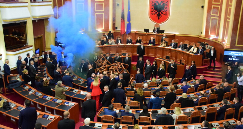 Arnavutluk Meclisi’nde Tansiyon Yükseldi: Muhalefet Sis Bombası Kullandı