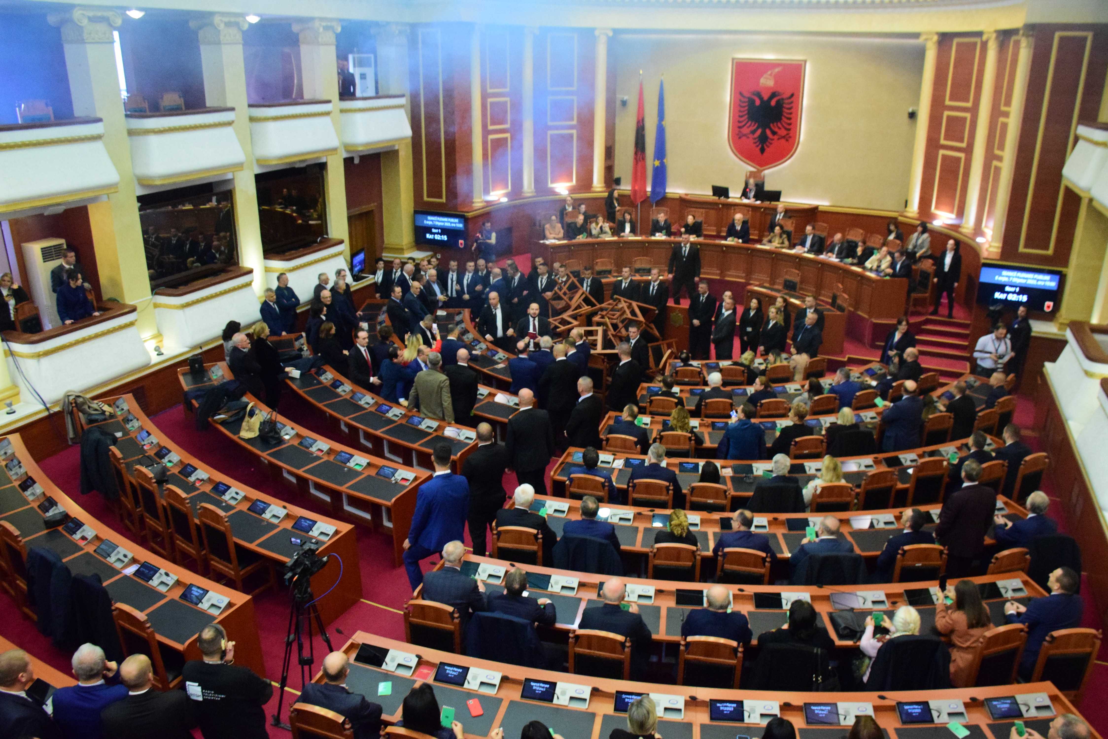 Arnavutluk Meclisi'nde Tansiyon Yükseldi: Muhalefet Sis Bombası Kullandı 2 AA 20231207 33125055 33125046 ARNAVUTLUK MECLISINDE BUTCE GORUSMELERI SIRASINDA YINE GERGINLIK YASANDI
