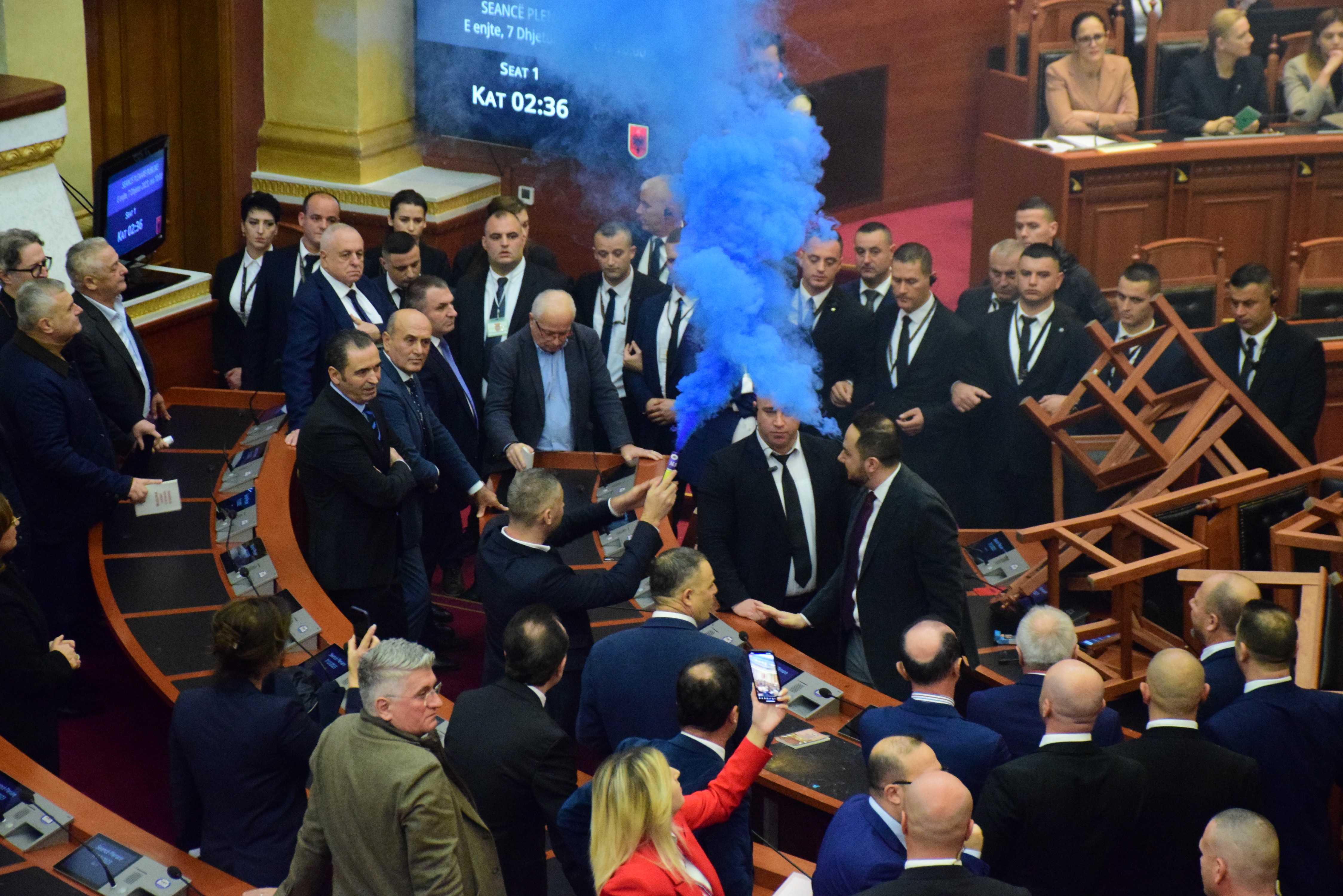 Arnavutluk Meclisi'nde Tansiyon Yükseldi: Muhalefet Sis Bombası Kullandı 1 AA 20231207 33125055 33125047 ARNAVUTLUK MECLISINDE BUTCE GORUSMELERI SIRASINDA YINE GERGINLIK YASANDI