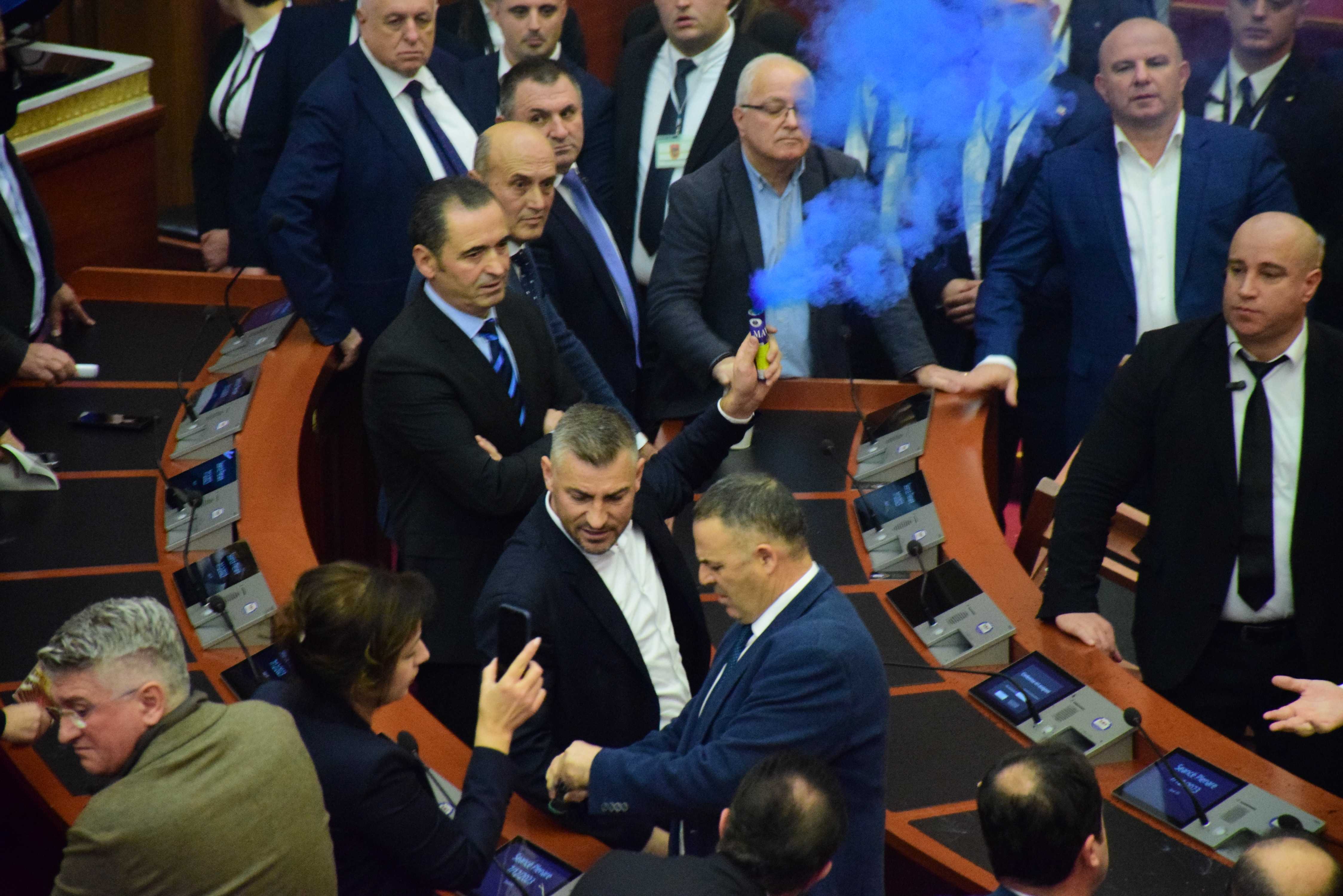 Arnavutluk Meclisi'nde Tansiyon Yükseldi: Muhalefet Sis Bombası Kullandı 3 AA 20231207 33125055 33125050 ARNAVUTLUK MECLISINDE BUTCE GORUSMELERI SIRASINDA YINE GERGINLIK YASANDI