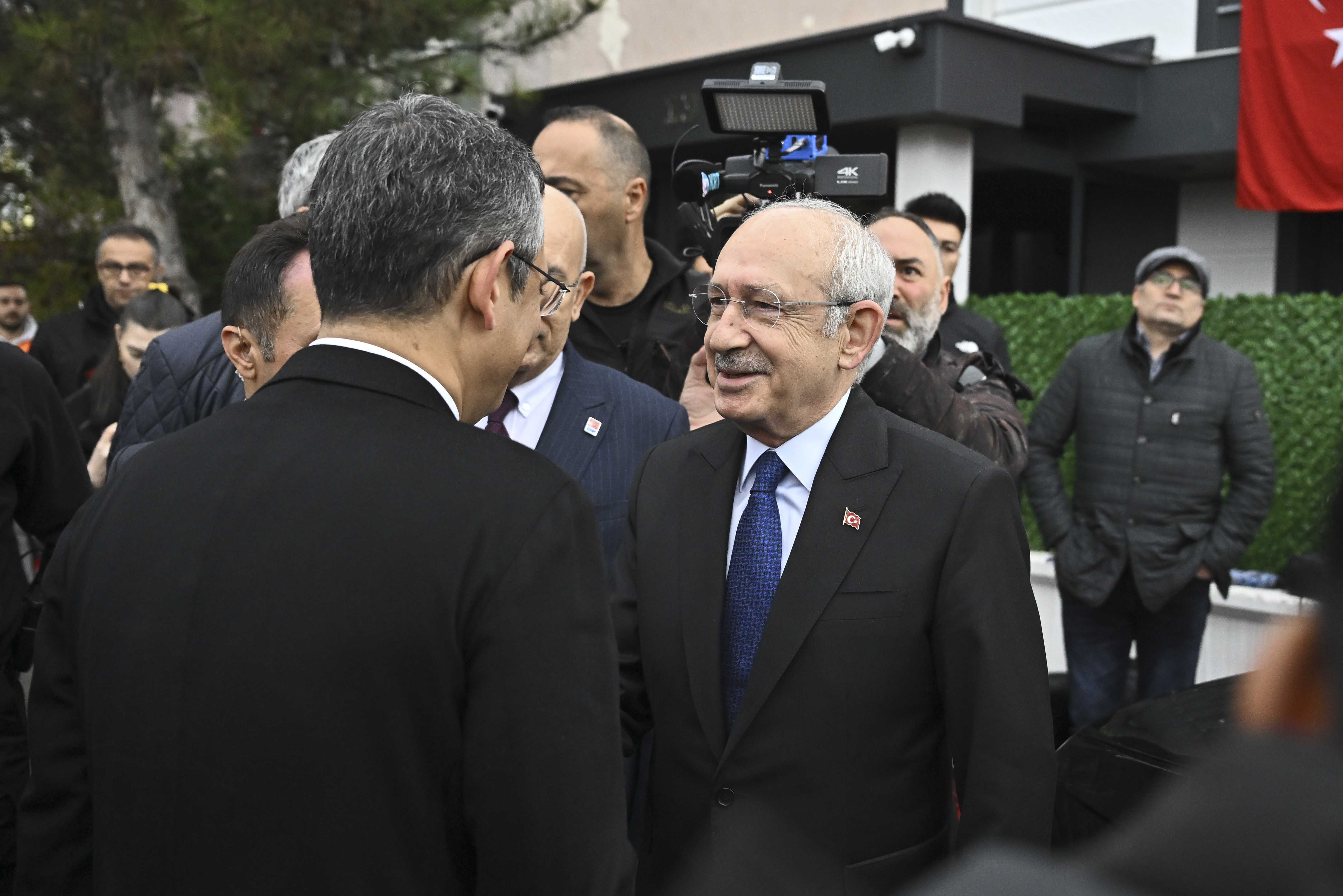 CHP Lideri Özgür Özel'den Kemal Kılıçdaroğlu'nu Ziyaret Etti 3 AA 20231208 33131859 33131855 CHP GENEL BASKANI OZEL KEMAL KILICDAROGLUNU ZIYARET ETTI 1