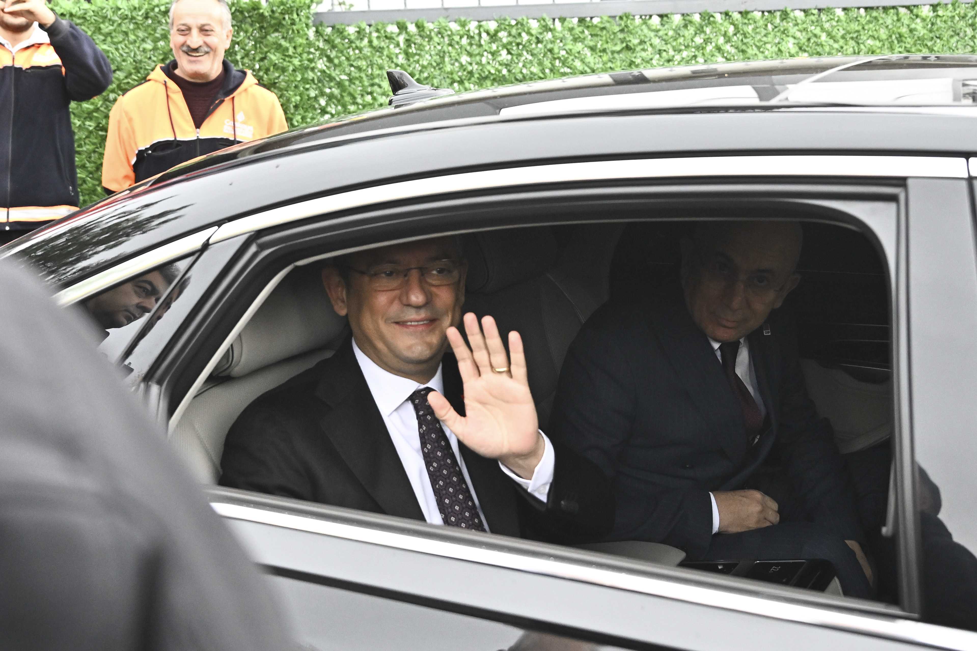 CHP Lideri Özgür Özel'den Kemal Kılıçdaroğlu'nu Ziyaret Etti 4 AA 20231208 33131859 33131858 CHP GENEL BASKANI OZEL KEMAL KILICDAROGLUNU ZIYARET ETTI