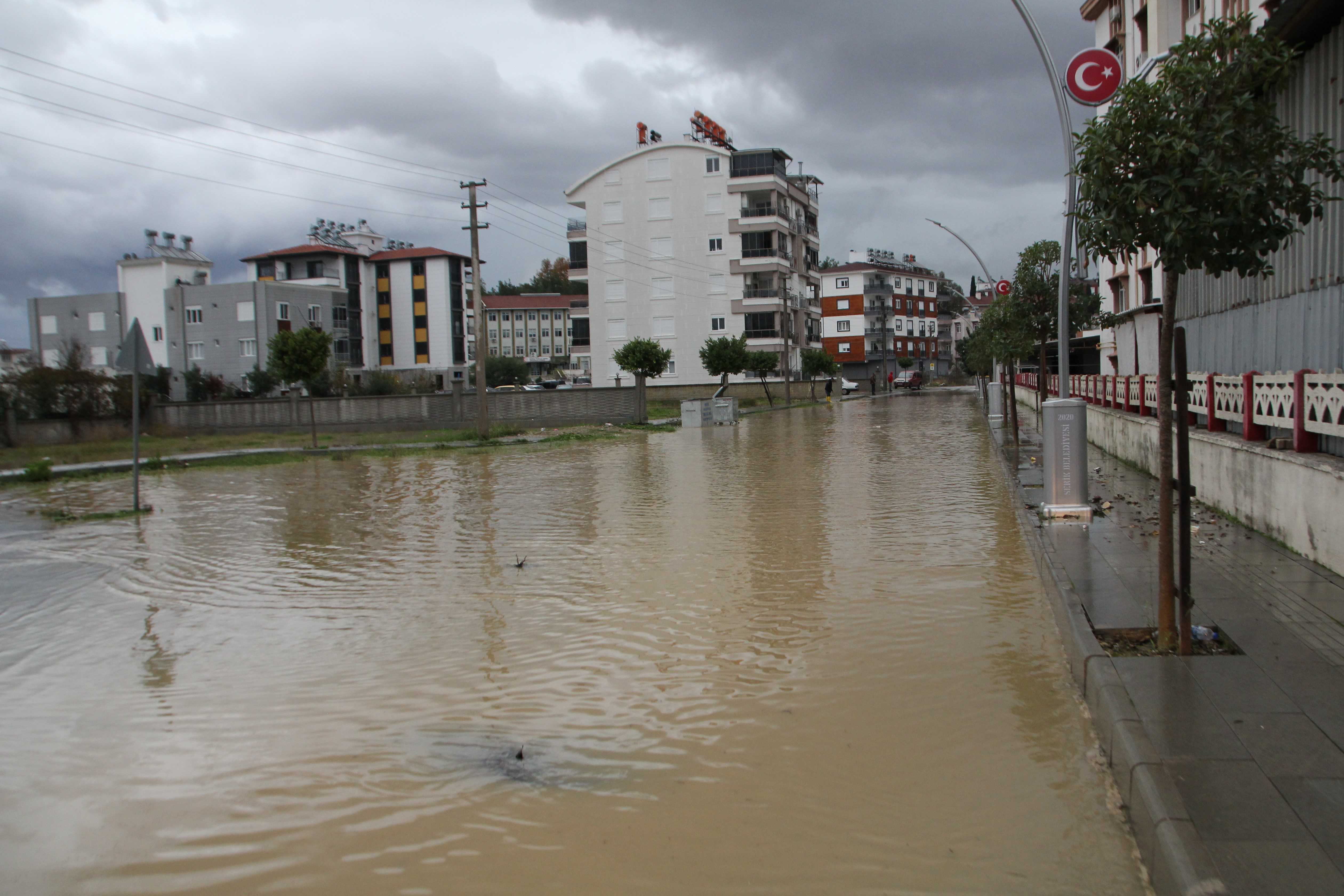 Antalya Serik'te Sağanak Nedeniyle Hayat Olumsuz Etkilendi 1 AA 20231208 33132367 33132360 ANTALYA SERIKTE SAGANAK HAYATI OLUMSUZ ETKILEDI