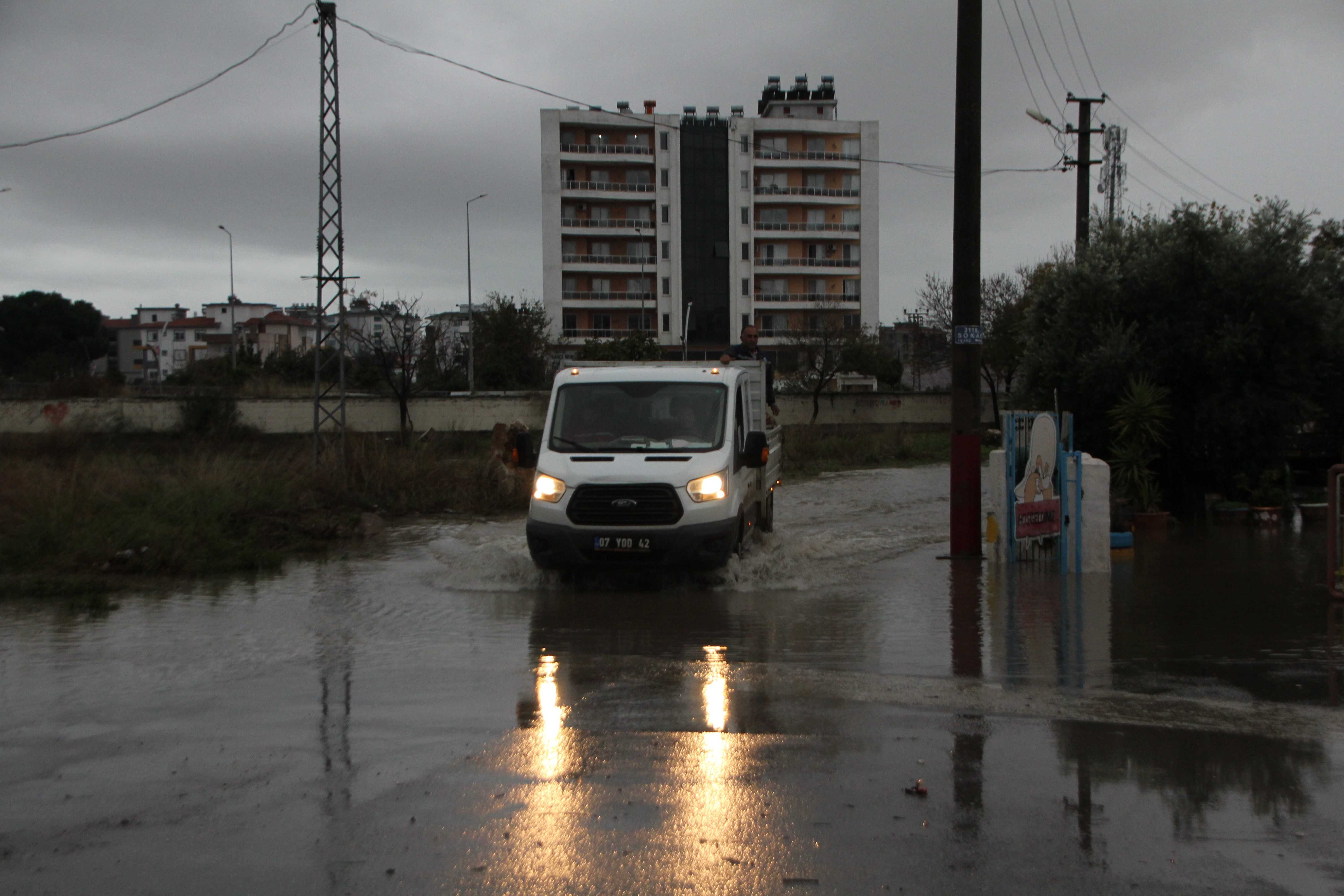 Antalya Serik'te Sağanak Nedeniyle Hayat Olumsuz Etkilendi 3 AA 20231208 33132367 33132365 ANTALYA SERIKTE SAGANAK HAYATI OLUMSUZ ETKILEDI