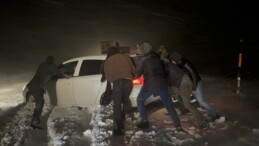 Kars ve Ağrı’da Yoğun Kar ve Tipi: Tırlar Yolda Mahsur Kaldı!