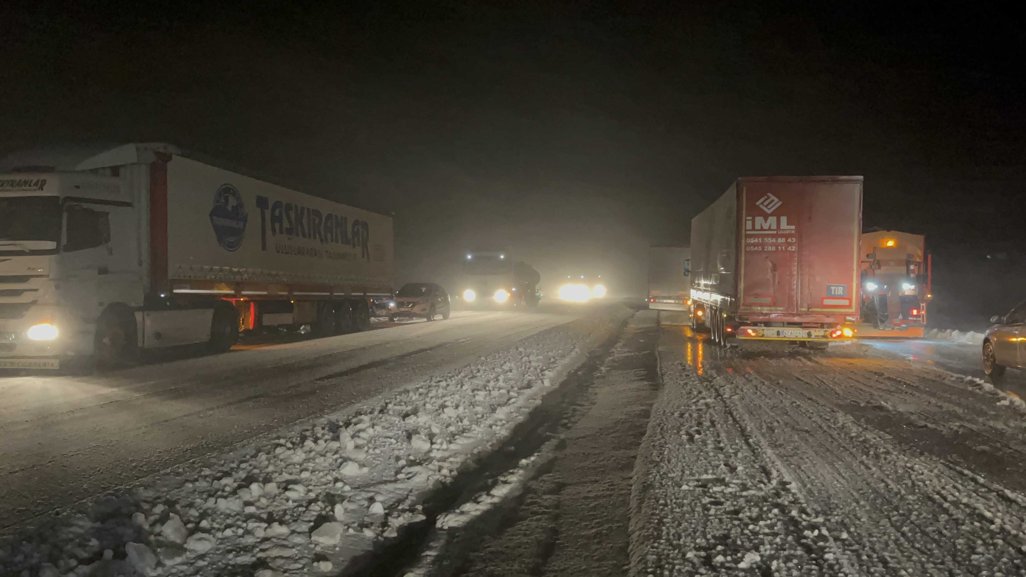 Kars ve Ağrı'da Yoğun Kar ve Tipi: Tırlar Yolda Mahsur Kaldı! 1 AA 20231209 33145969 33145968 AGRIDA TIRLAR KAR VE TIPI NEDENIYLE YOLDA KALDI