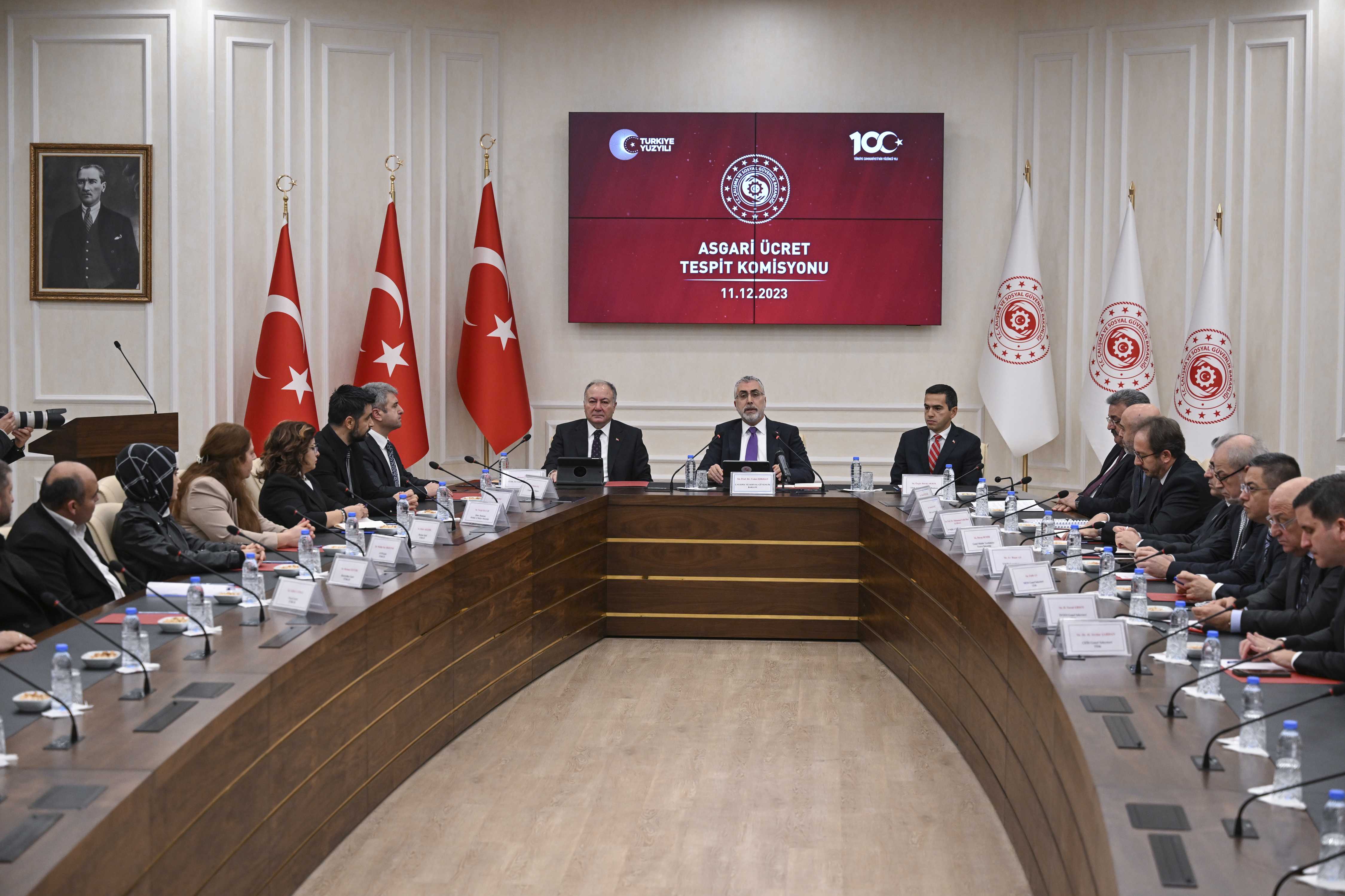 Asgari Ücret Pazarlığında İlk Toplantı Sona Erdi: Umut Verici Açıklamalar 1 AA 20231211 33156358 33156354 ASGARI UCRET TESPIT KOMISYONUNUN ILK TOPLANTISI BASLADI