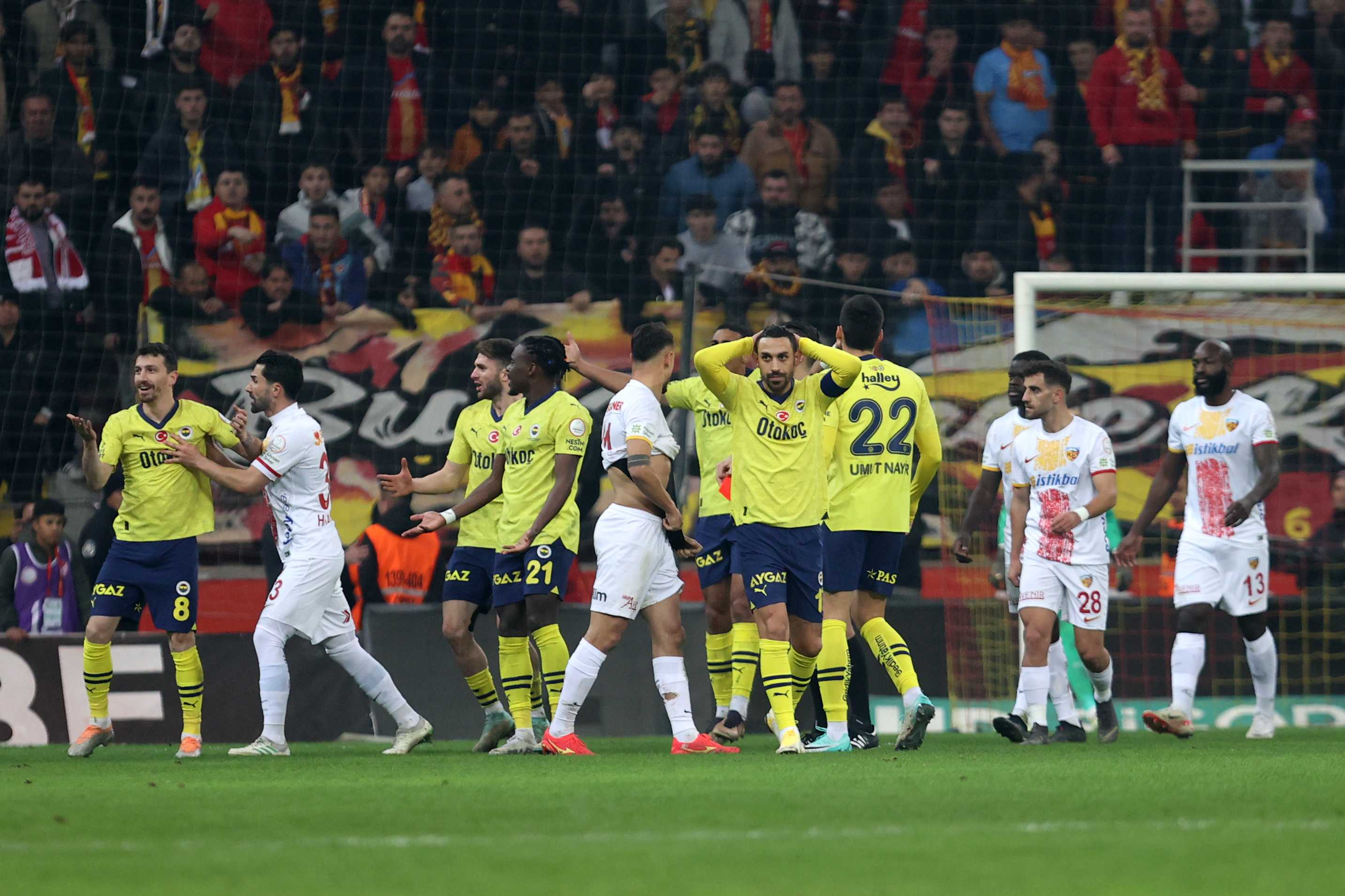 Fred'e Kırmızı Kartın Nedeni Belli Oldu: Hakem Zorbay Küçük'ün Raporu Ortada! 1 AA 20231220 33234968 33234966 MONDIHOME KAYSERISPOR FENERBAHCE