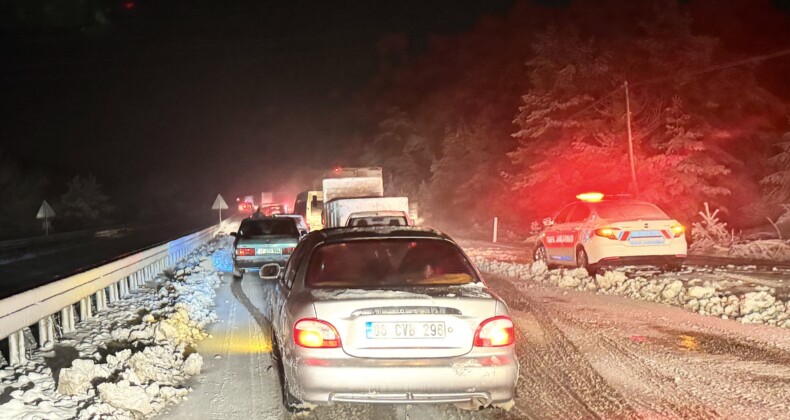 Kastamonu’da Kar Yağışı Nedeniyle Araçlar Yolda Kaldı!