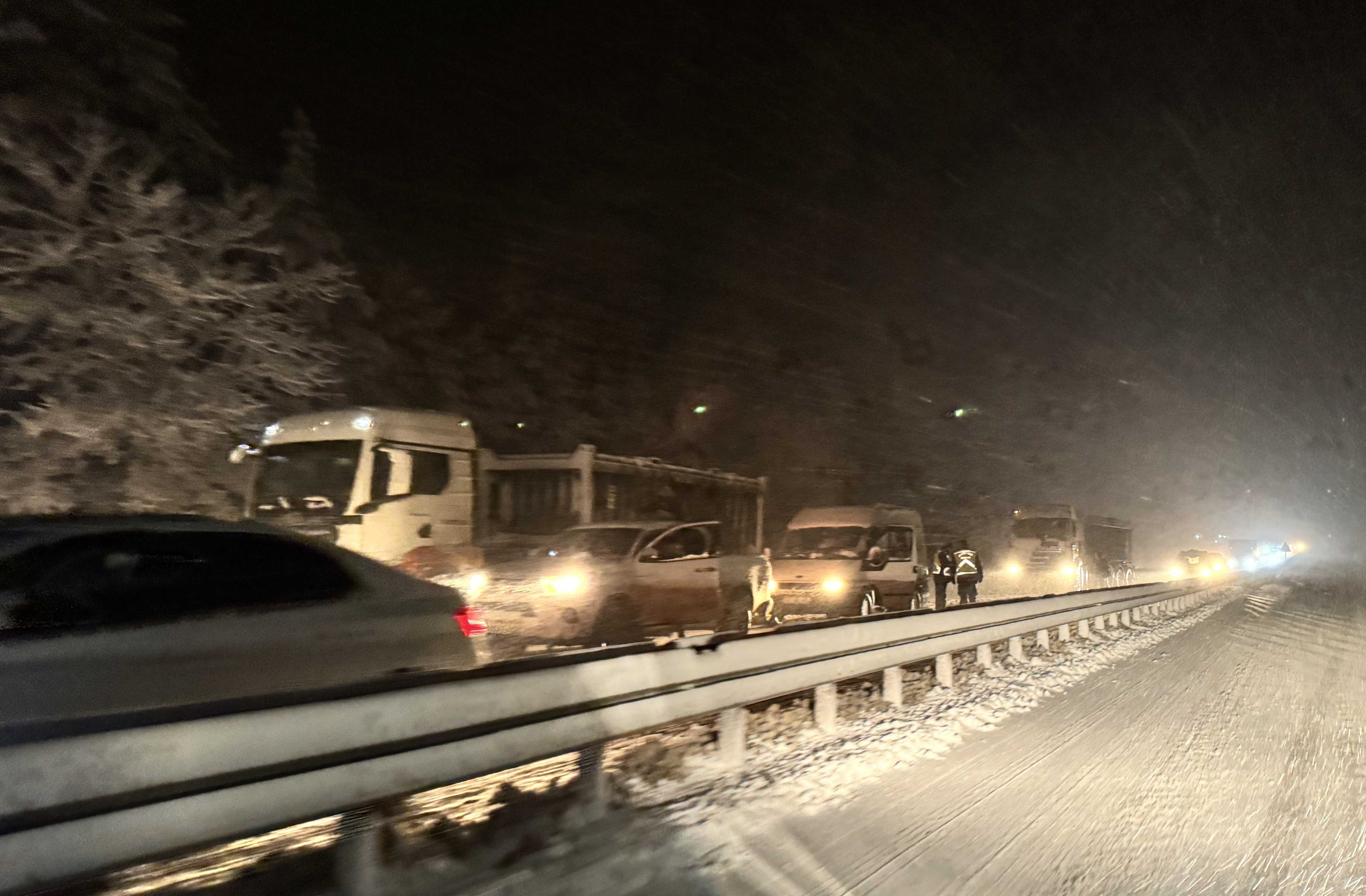 Kastamonu'da Kar Yağışı Nedeniyle Araçlar Yolda Kaldı! 1 AA 20231223 33259887 33259884 KASTAMONUDA KAR YAGISI NEDENIYLE ARACLAR YOLDA KALDI