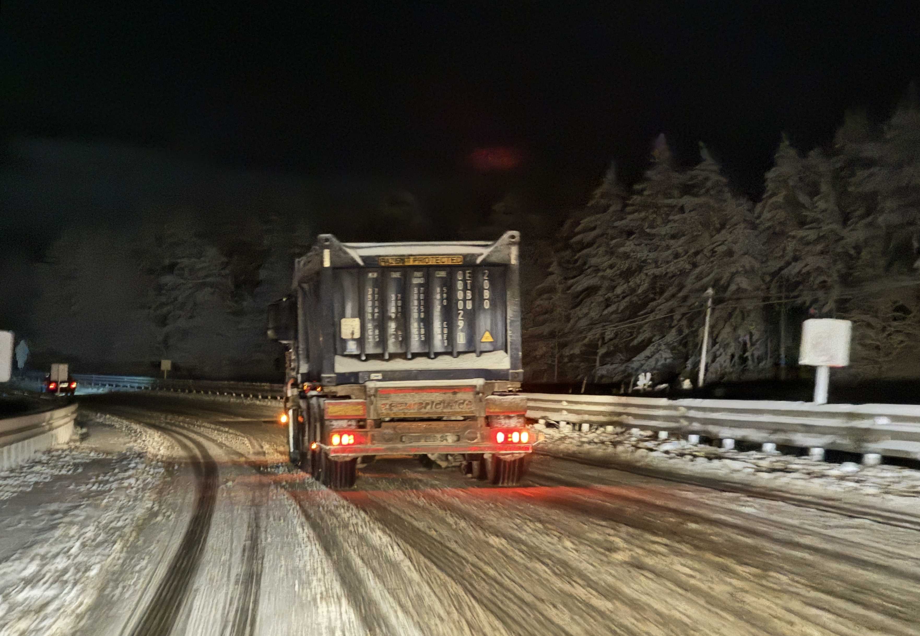 Kastamonu'da Kar Yağışı Nedeniyle Araçlar Yolda Kaldı! 2 AA 20231223 33259887 33259885 KASTAMONUDA KAR YAGISI NEDENIYLE ARACLAR YOLDA KALDI