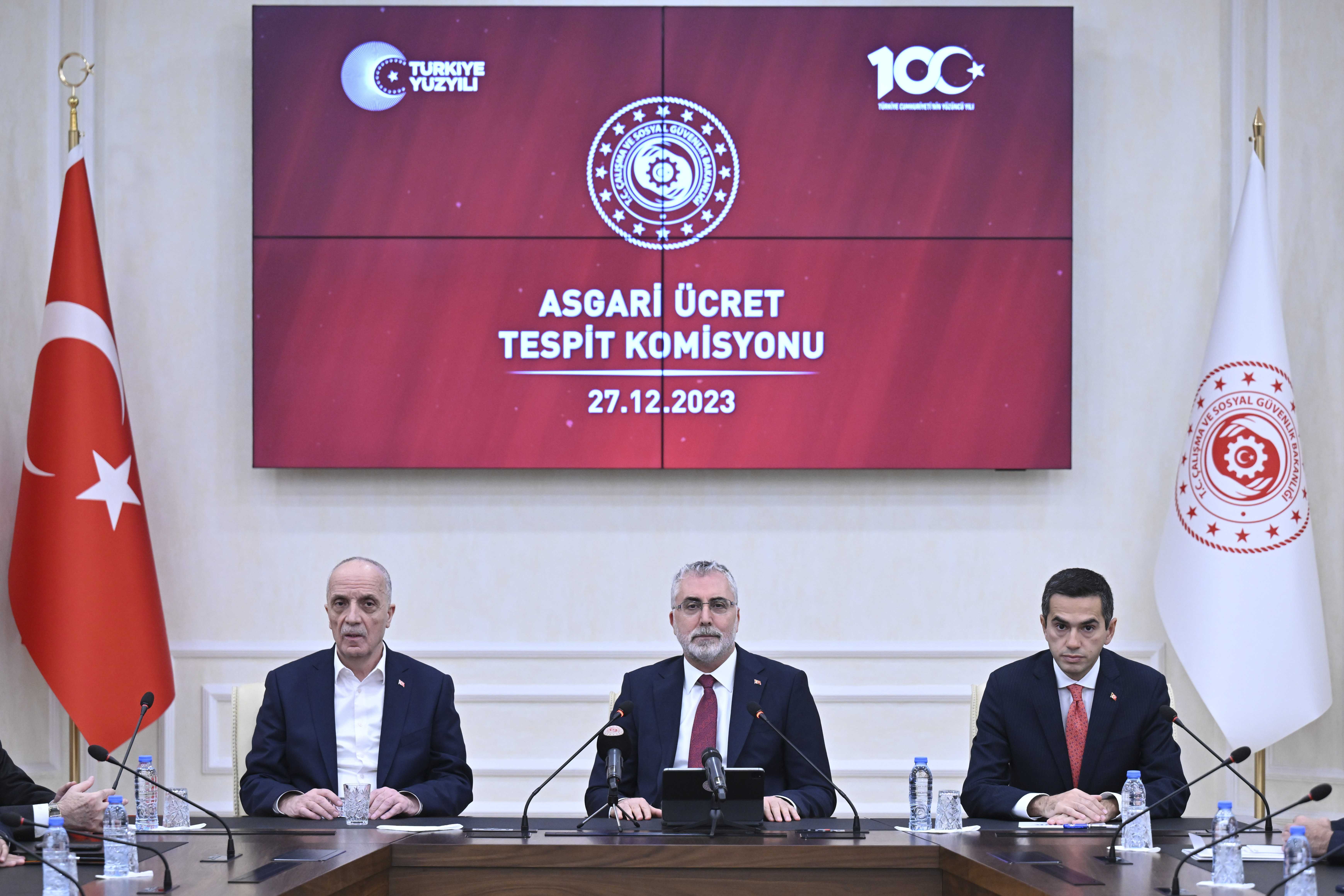 2024 Asgari Ücret 17 Bin 2 TL Olarak Belirlendi 1 AA 20231227 33290813 33290799 CALISMA VE SOSYAL GUVENLIK BAKANI VEDAT ISIKHAN 2024 YILINA ILISKIN ASGARI UCRETI ACIKLADI