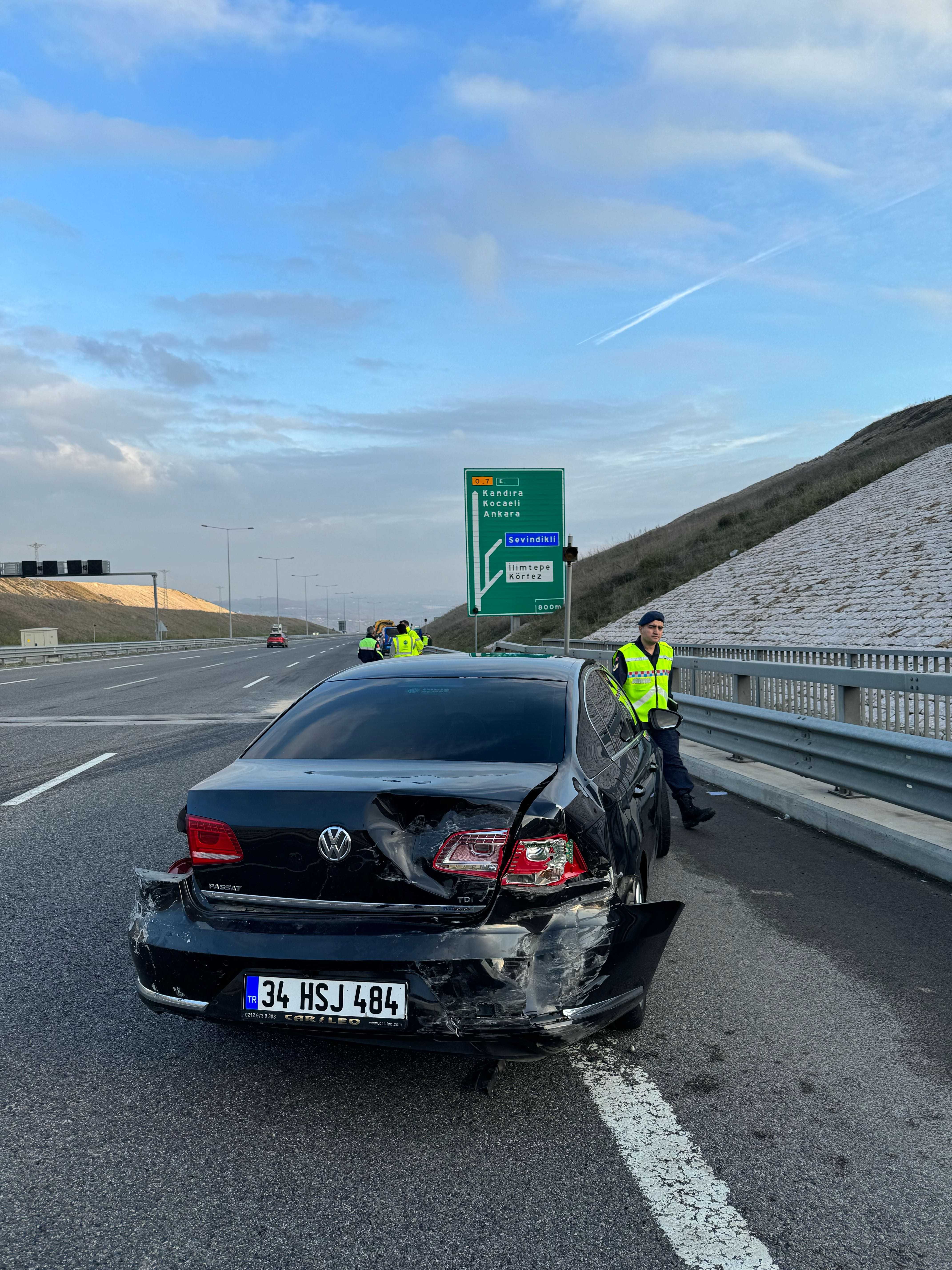 AA 20231231 33320025 33320022 KUZEY MARMARA OTOYOLUNDA 8 ARACIN KARISTIGI KAZADA 4 KISI YARALANDI