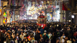 İstanbul’da Yılbaşı Kutlamaları Başladı! Taksim ve Kadıköy’de Renkli Görüntüler