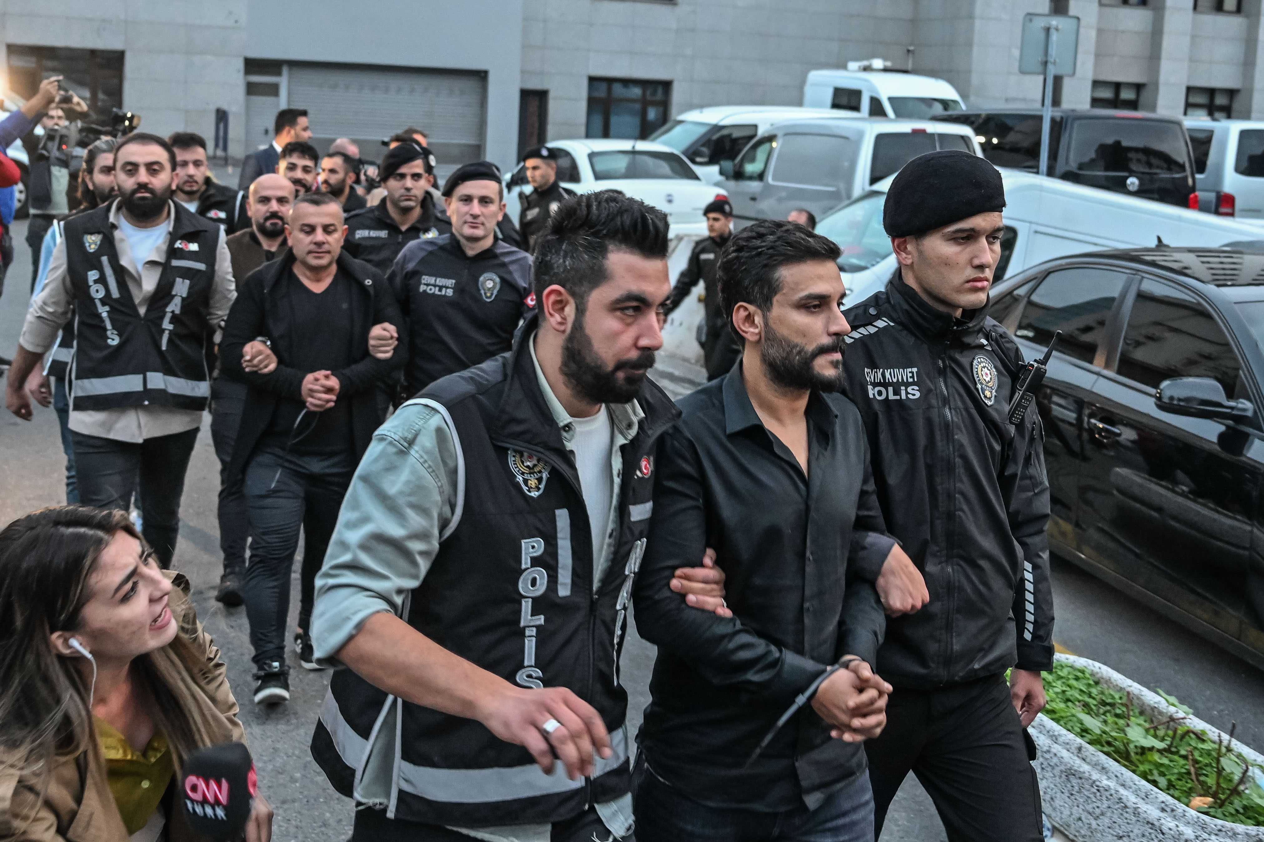 Engin ve Dilan Polat'ın Cezaevindeki Hayatları! 2 DILAN POLAT VE ENGIN POLAT SORUSTURMASINDA 18 SUPHELI ADLIYEYE SEVK EDILDI2