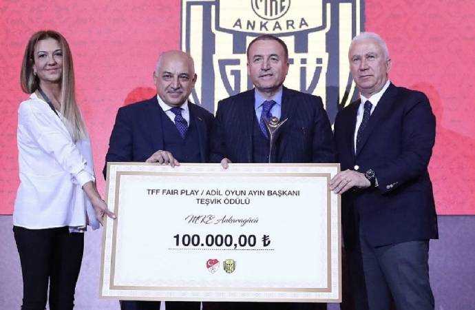 'Yumrukçu' Başkan Faruk Koca'ya Fair Play Ödülü Vermesi Tartışma Yarattı 2 ankaragucu