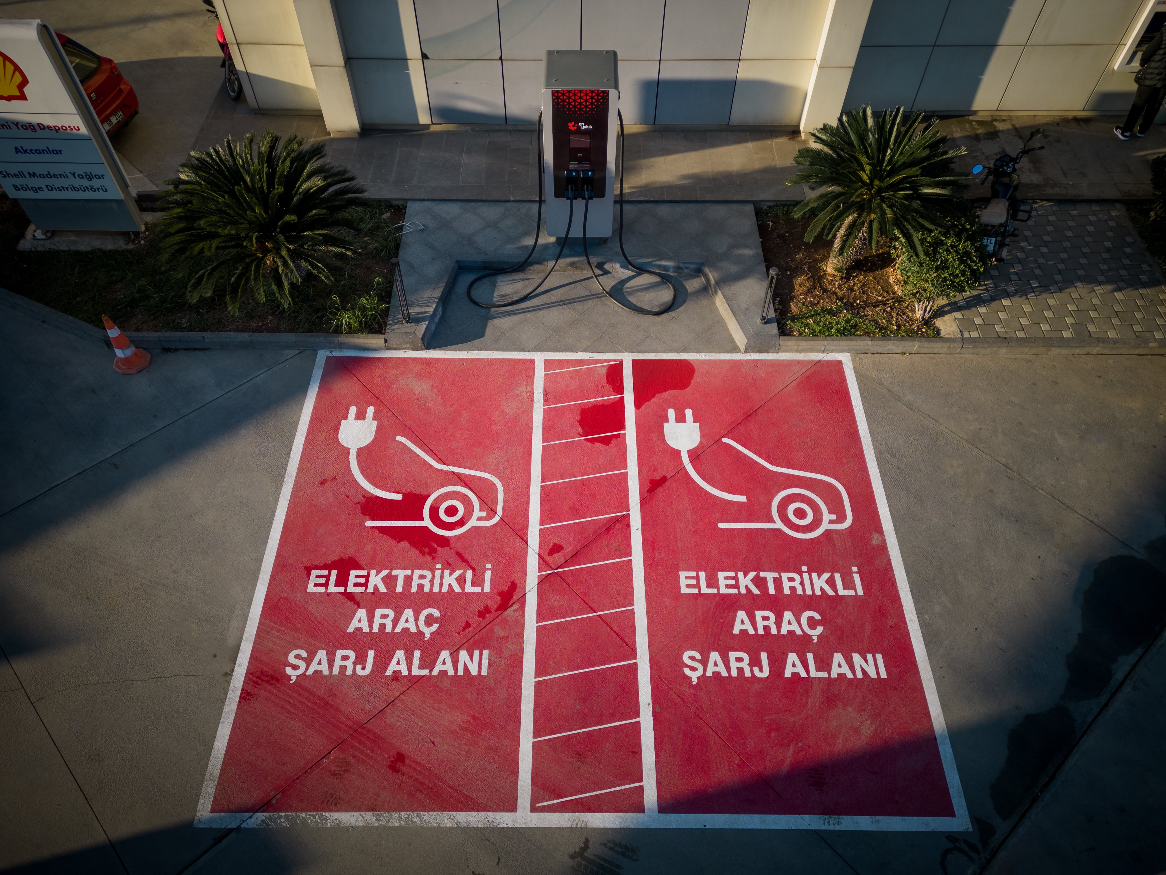 ENYAKIT'tan Elektrikli Araç Devrimi: 2024'te 300 Şarj Cihazı Hedefi 1 enyakit yuksek hizli sarj agini ulkenin yuzde 95ini kapsayacak sekilde artiriyor 1 6gW1Cr3R
