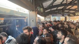 Tekerleklerinden Dumanlar Çıkan Metrobüsün Yolcuları Tahliye Edildi
