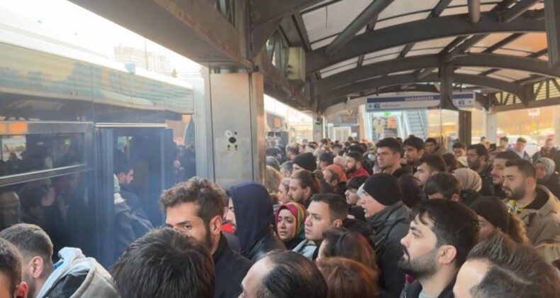 Tekerleklerinden Dumanlar Çıkan Metrobüsün Yolcuları Tahliye Edildi